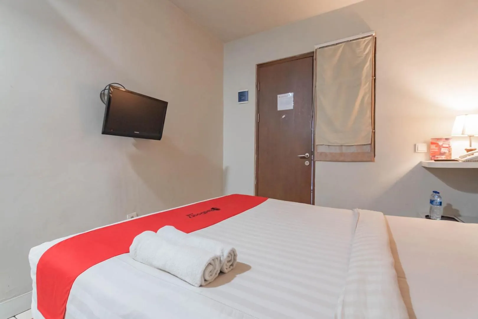 TV and multimedia, Bed in RedDoorz Plus near Asia Afrika 3