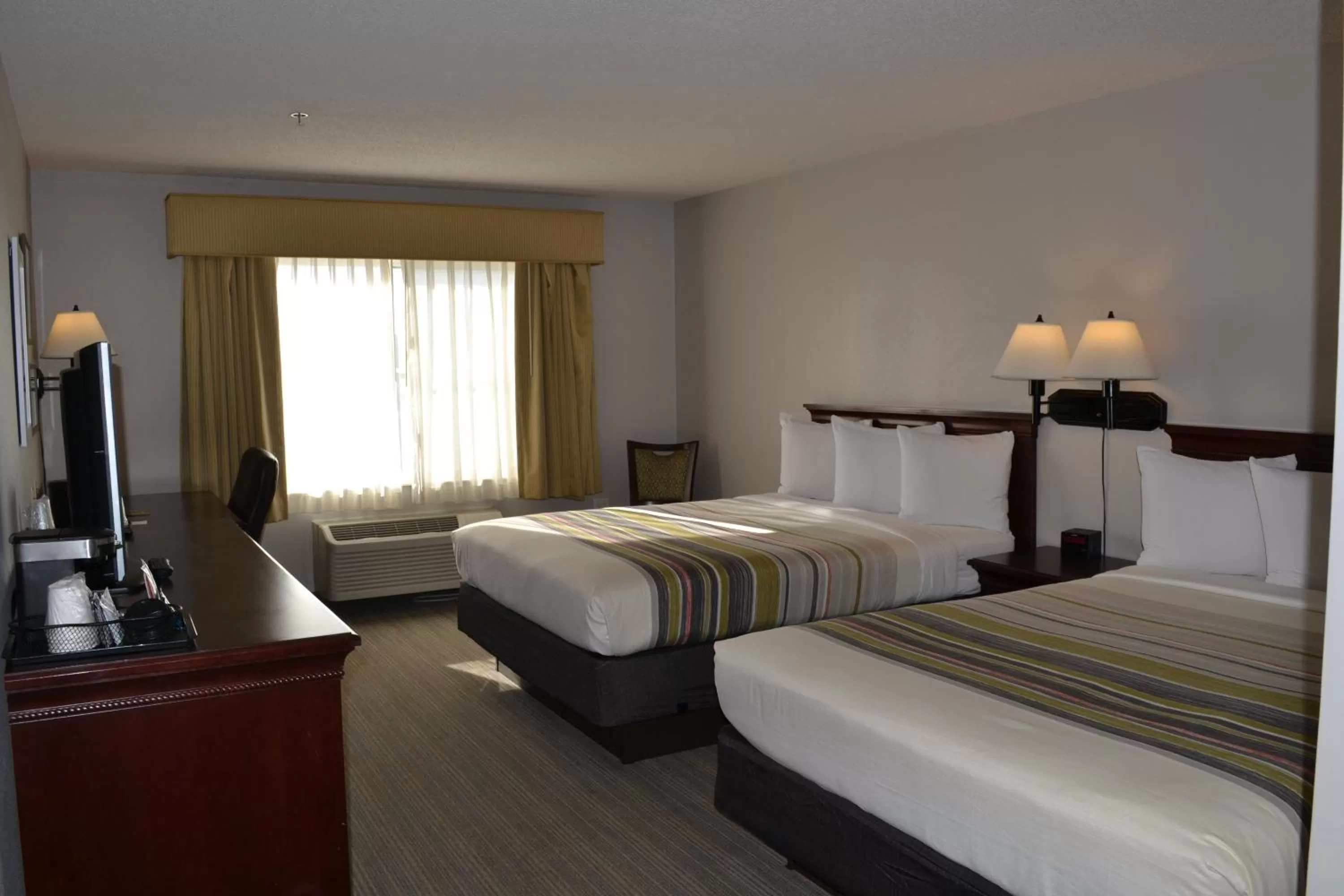 Bed in Country Inn & Suites by Radisson, Gurnee, IL