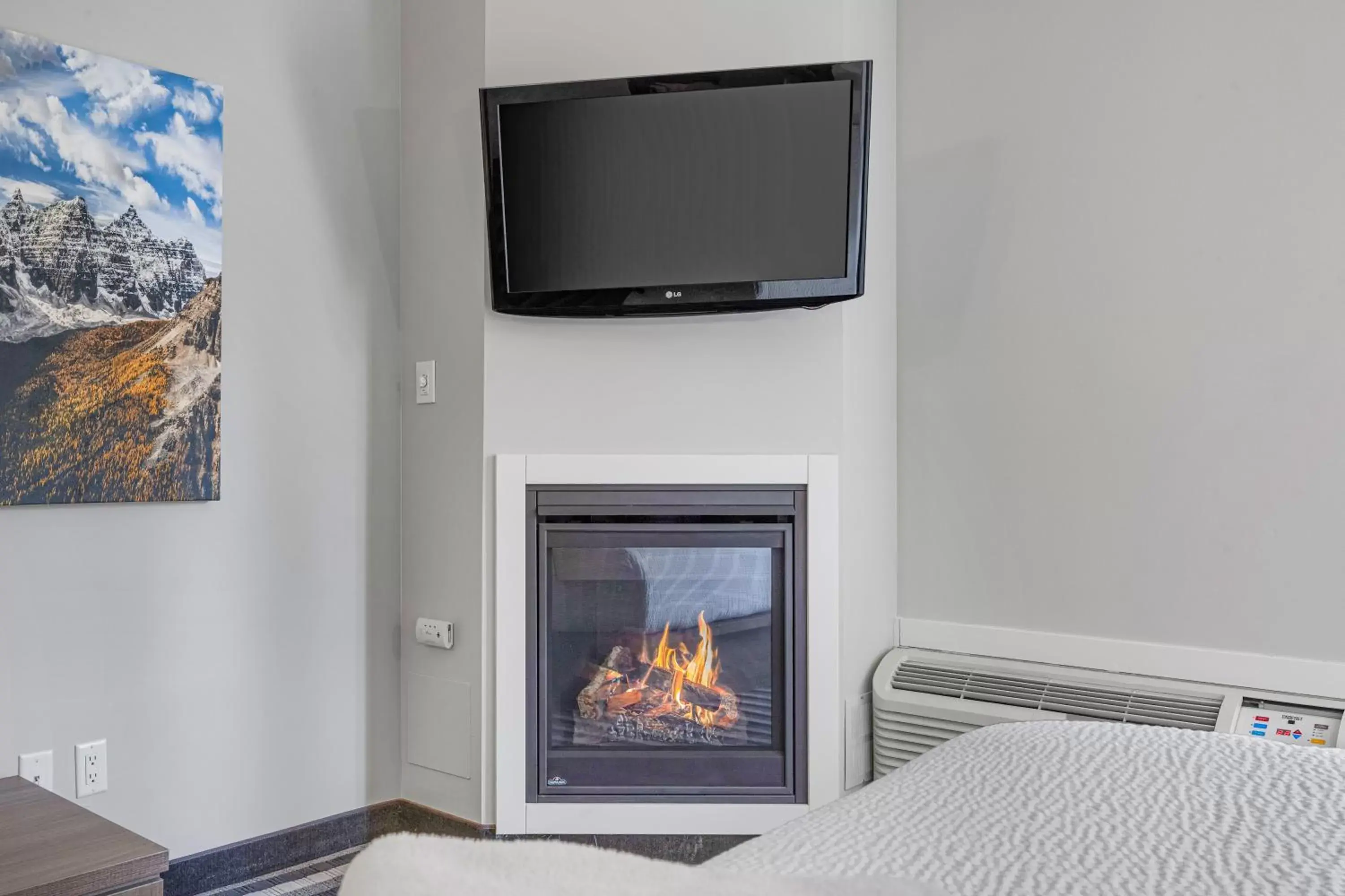 Double Queen Room and Deluxe King Room - No pets allowed in Northwinds Hotel Canmore Double Queen Room and Deluxe King Room - No pets allowed in Northwinds Hotel Canmore