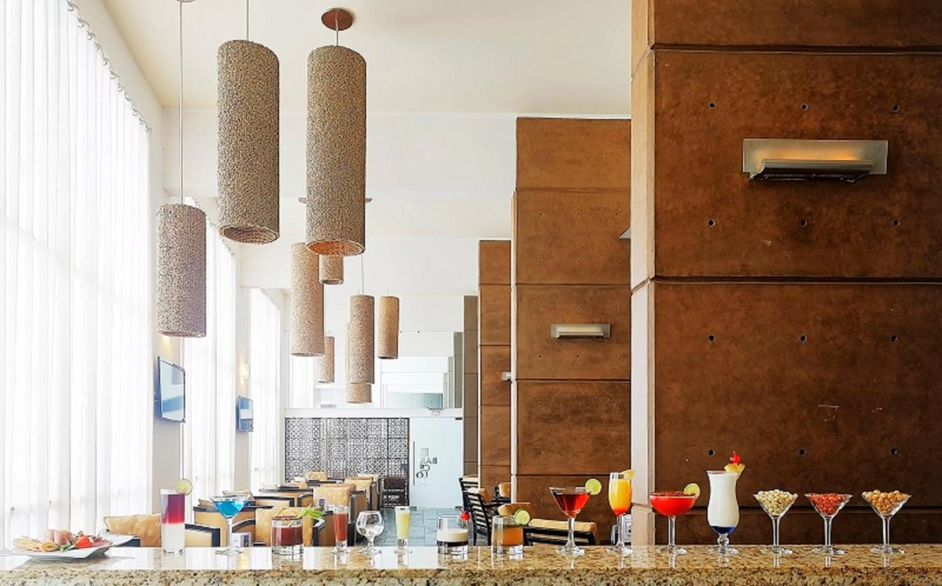 Lounge or bar in Crowne Plaza Villahermosa by IHG