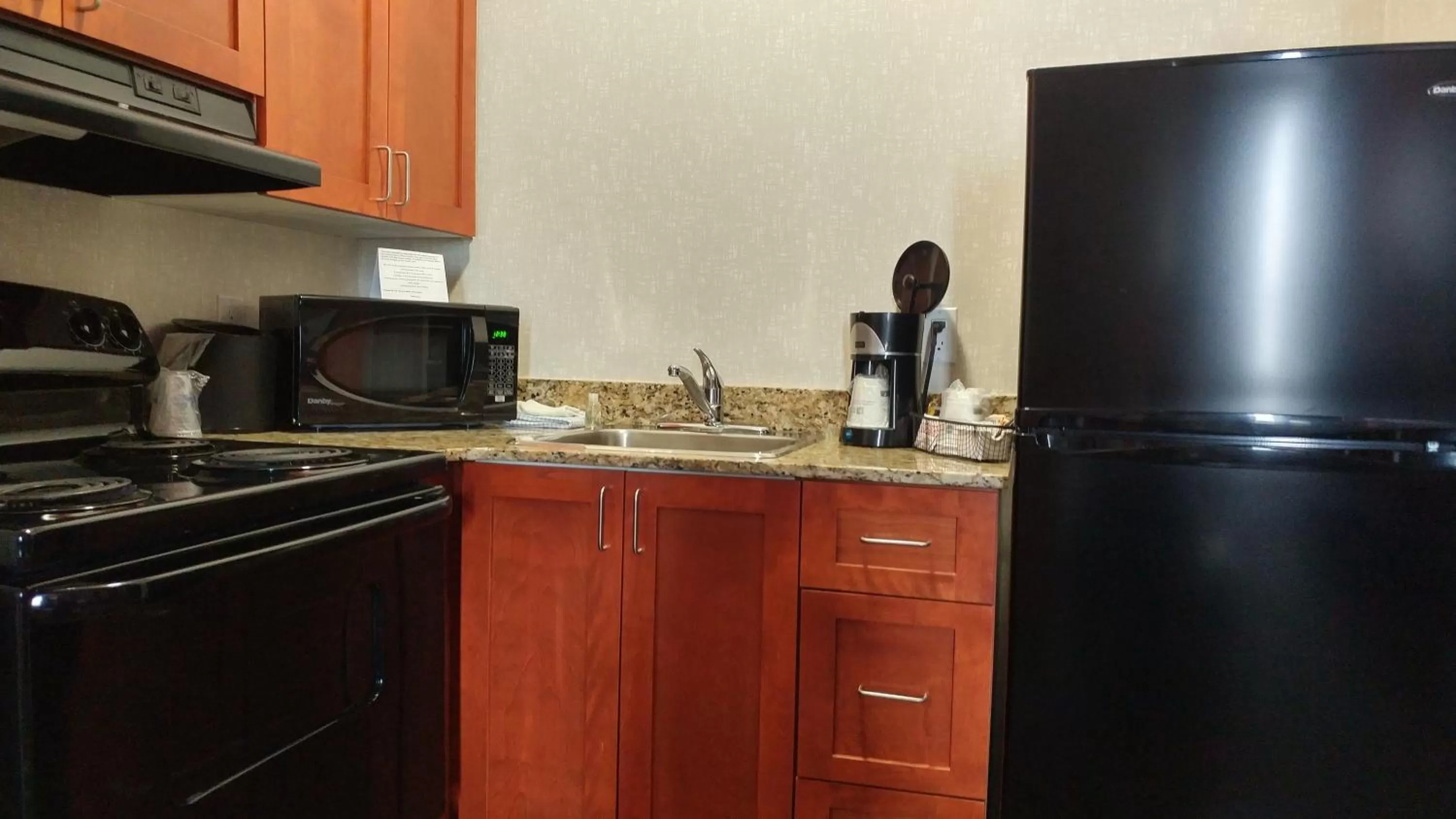 Kitchen or kitchenette in Best Western Plus Rose City Suites