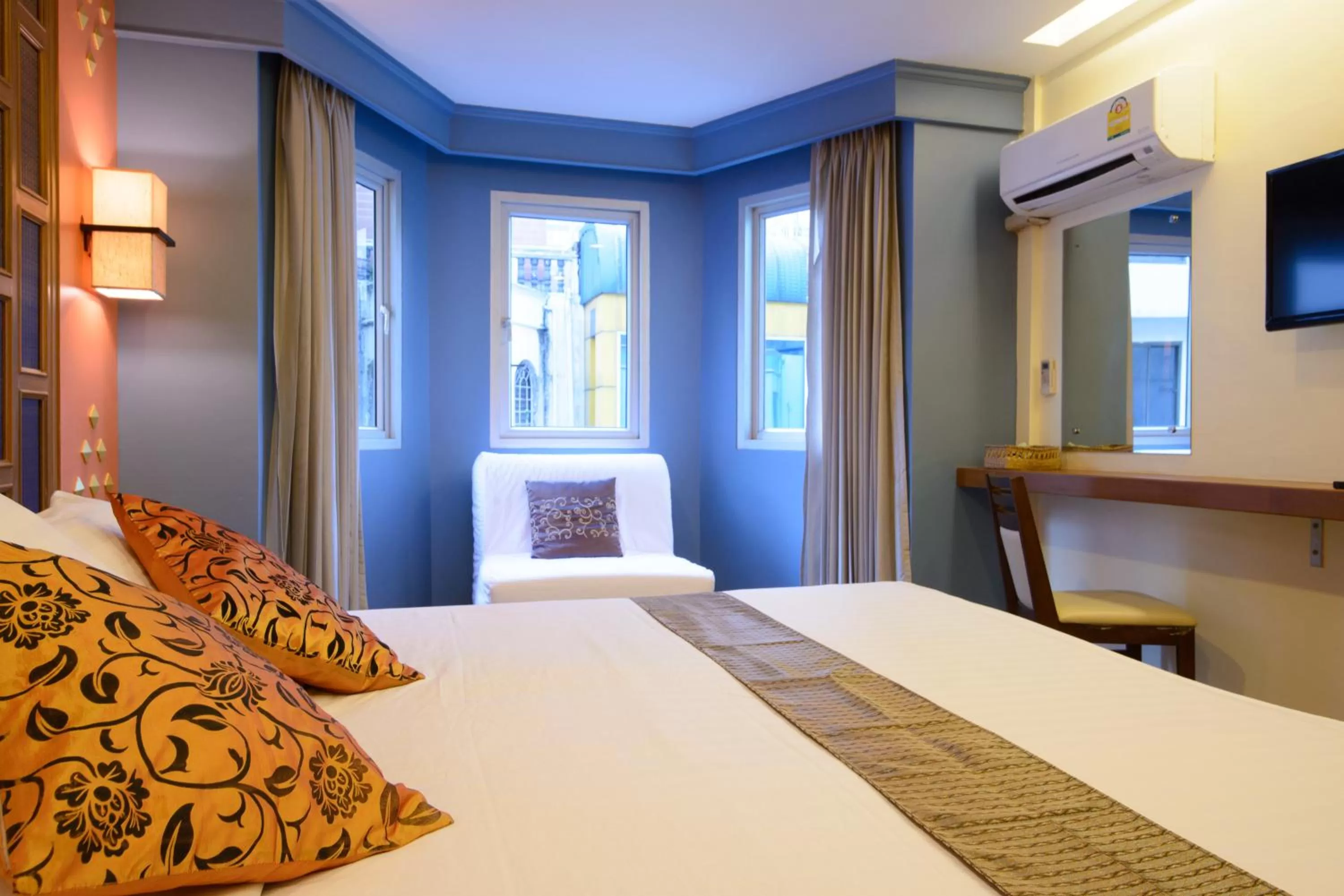 Bedroom, Bed in Golden House