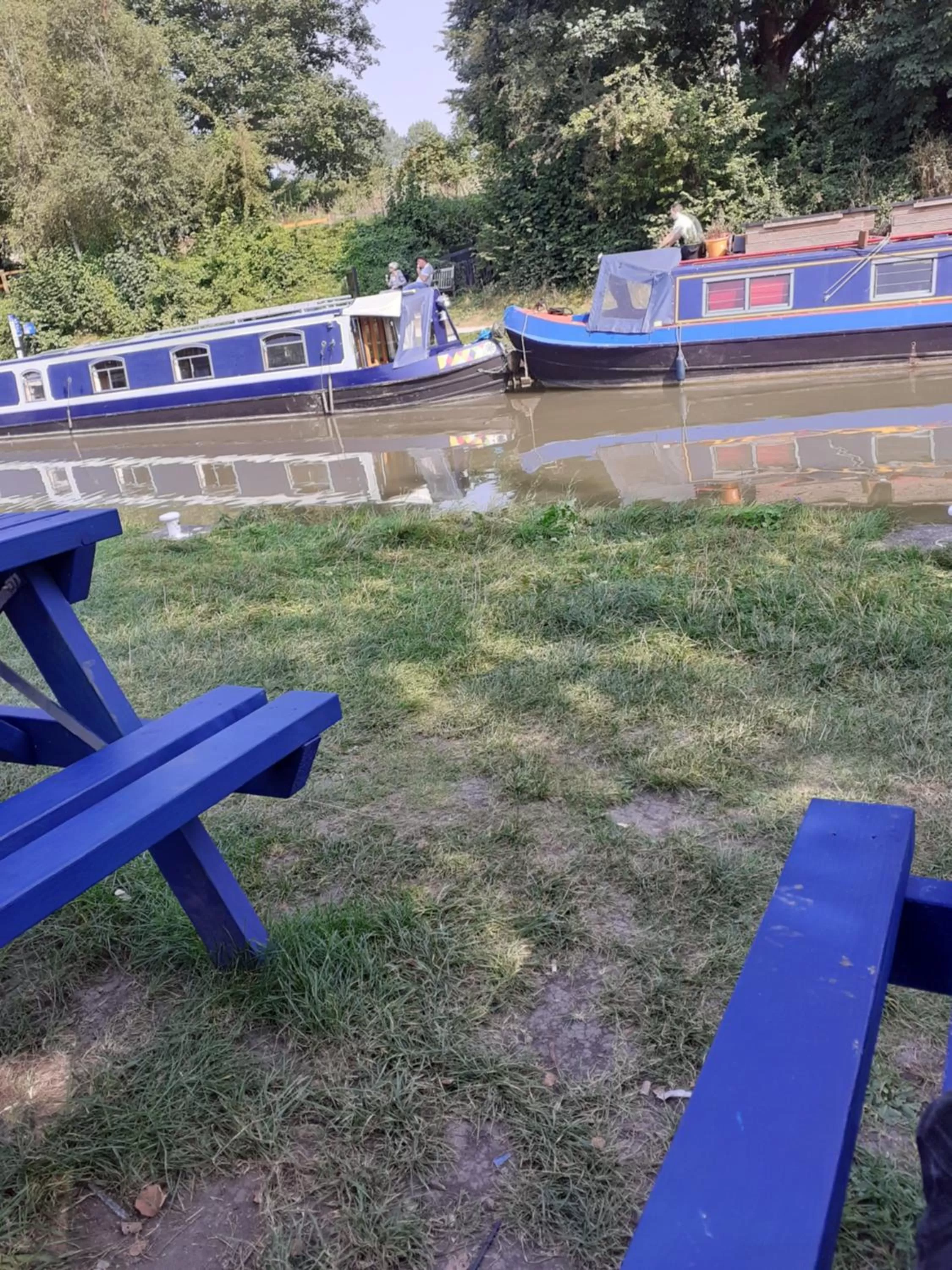 Restaurant/places to eat in The Barge Inn