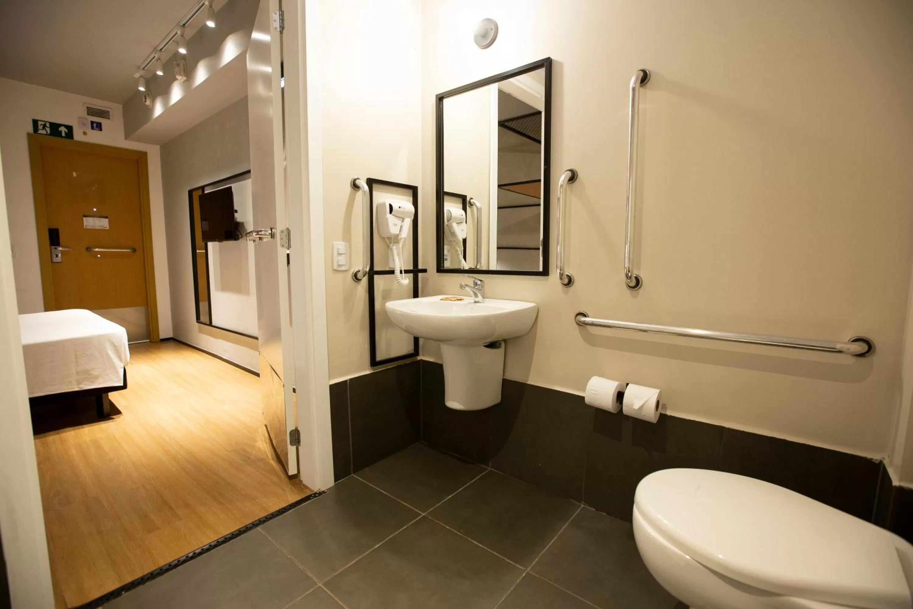 Shower in ibis Cuiaba Shopping