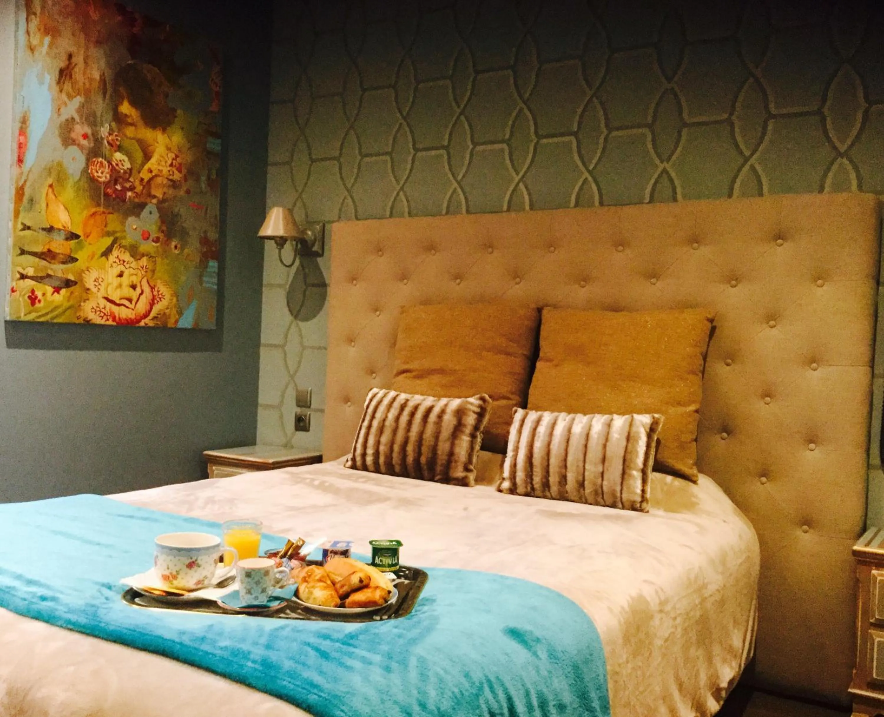 Bed in Hôtel du Commerce