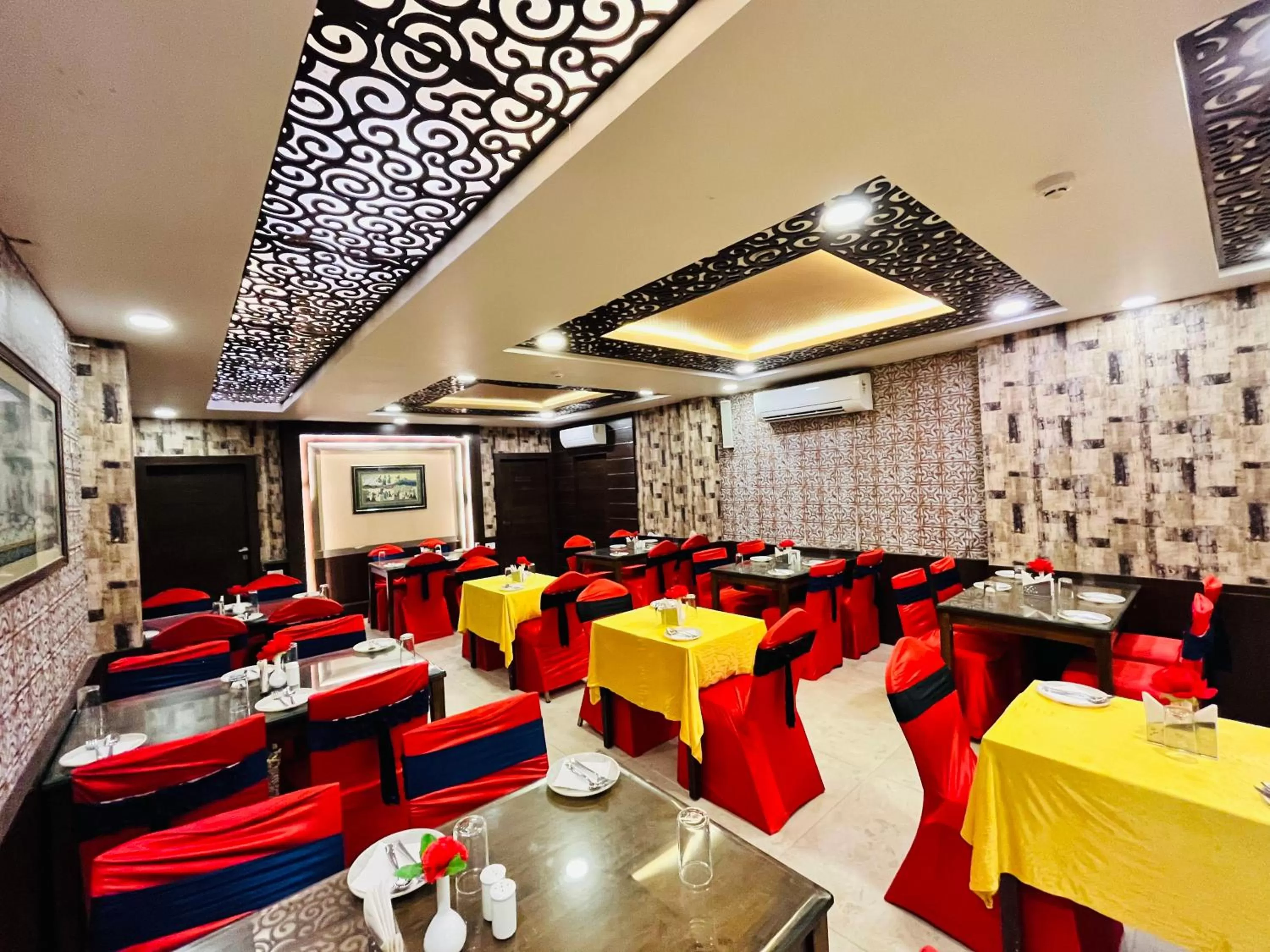 Restaurant/places to eat in Shankar Bhavan By Vinayak Hotels