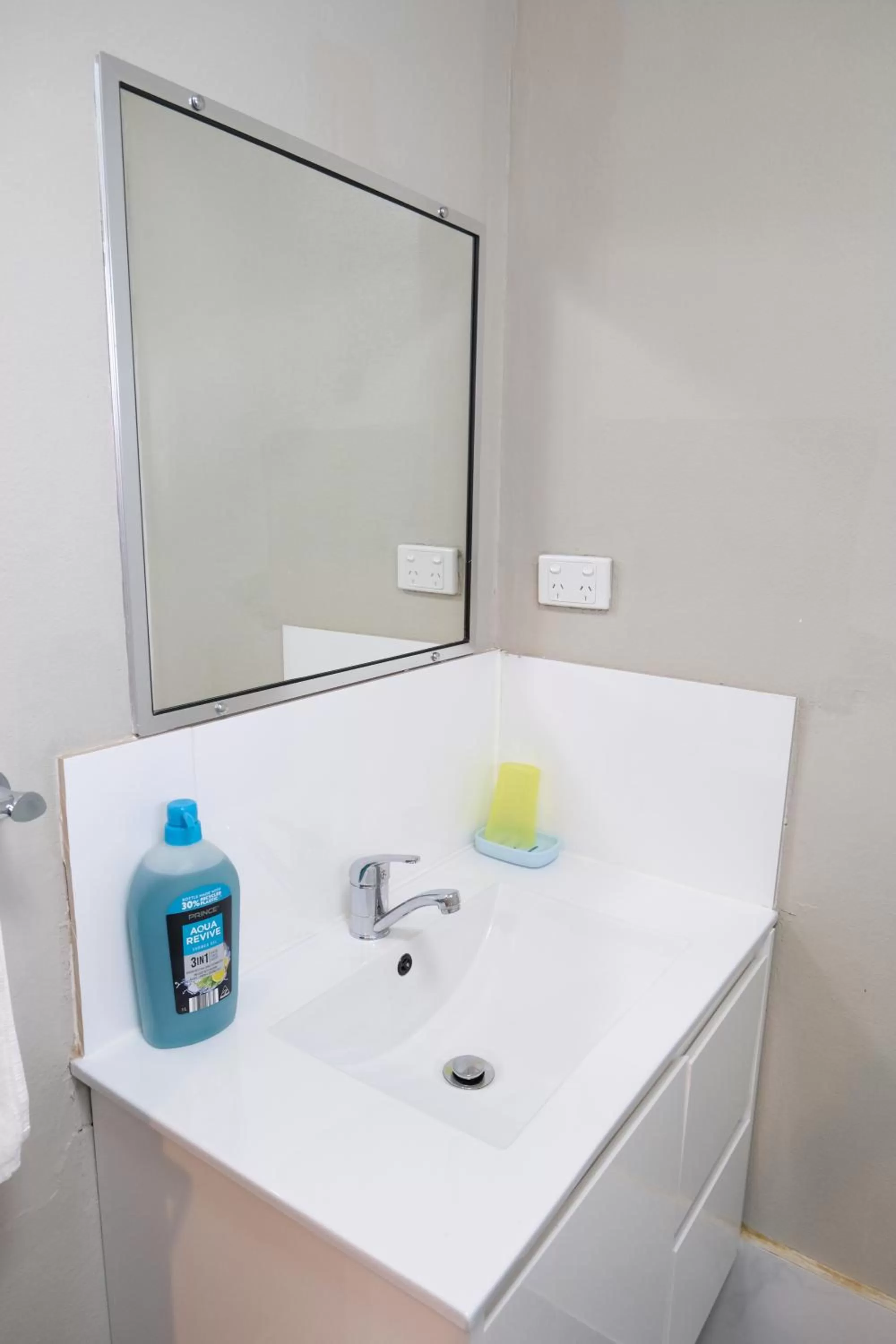 Shower in Sapphire Palms Motel