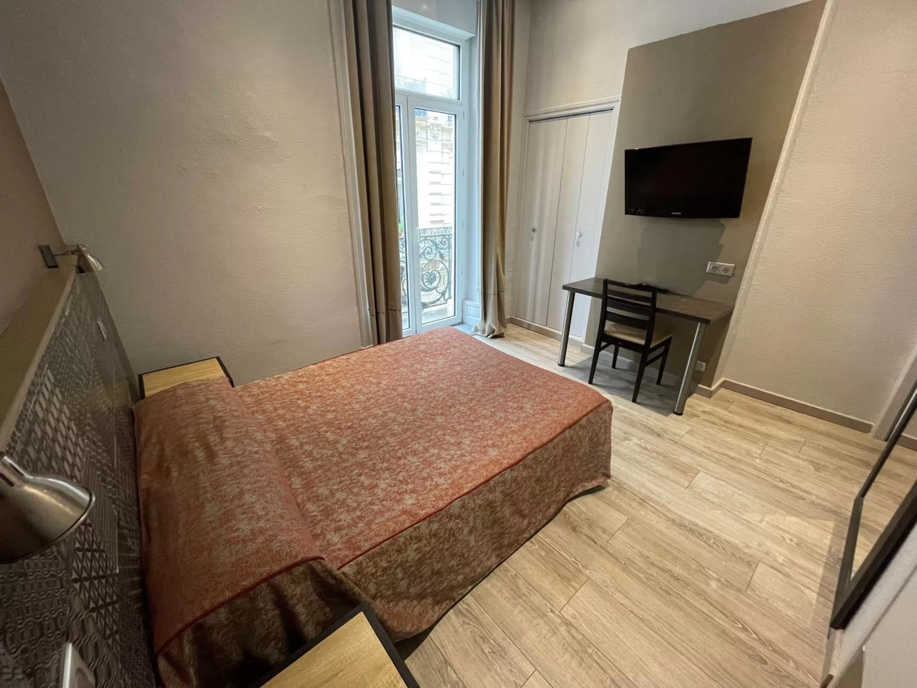 Bed in Hotel de La Comédie - Place De La Comédie-indépendant