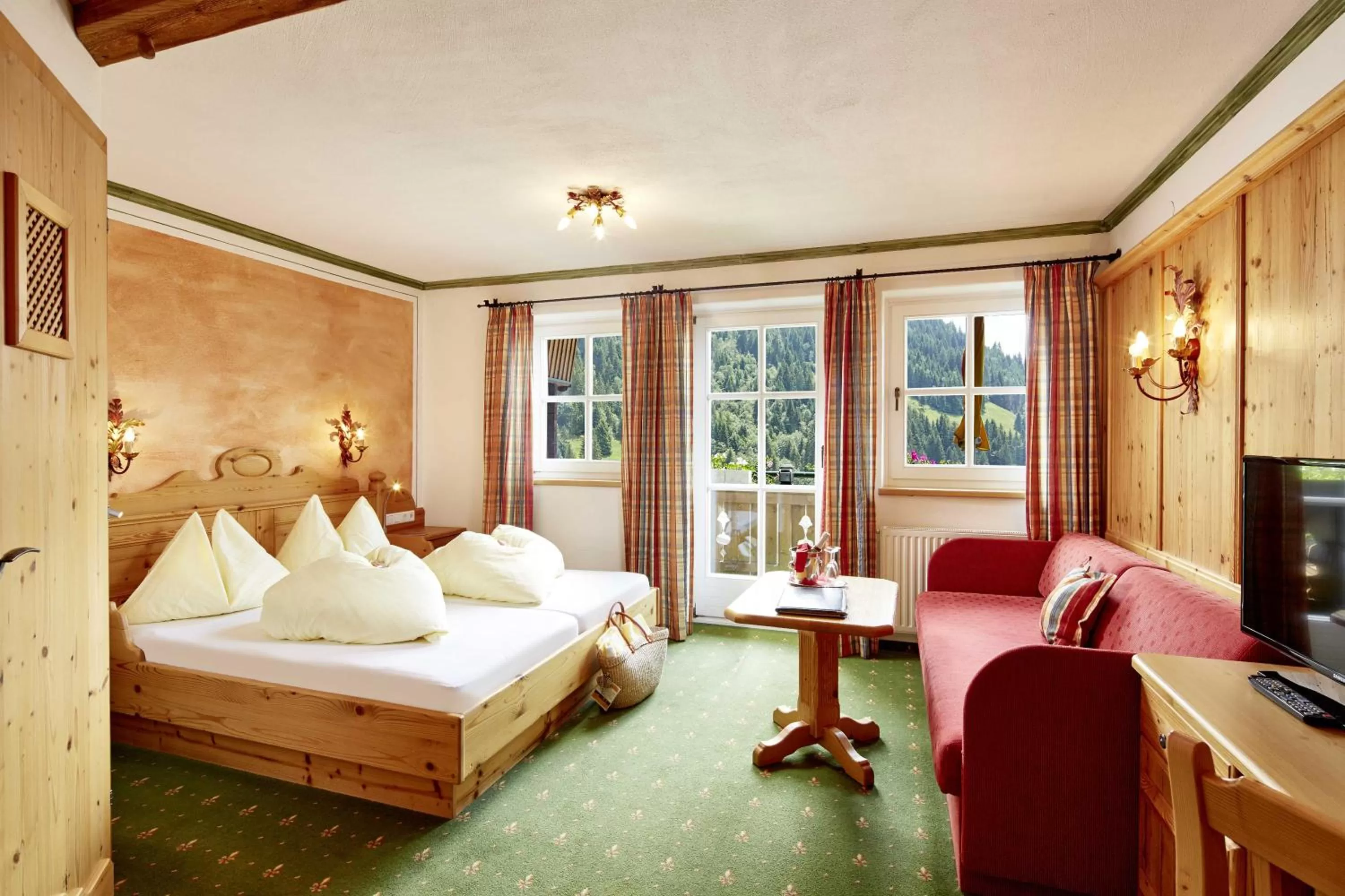 Photo of the whole room, Bed in Berghotel Hauserbauer