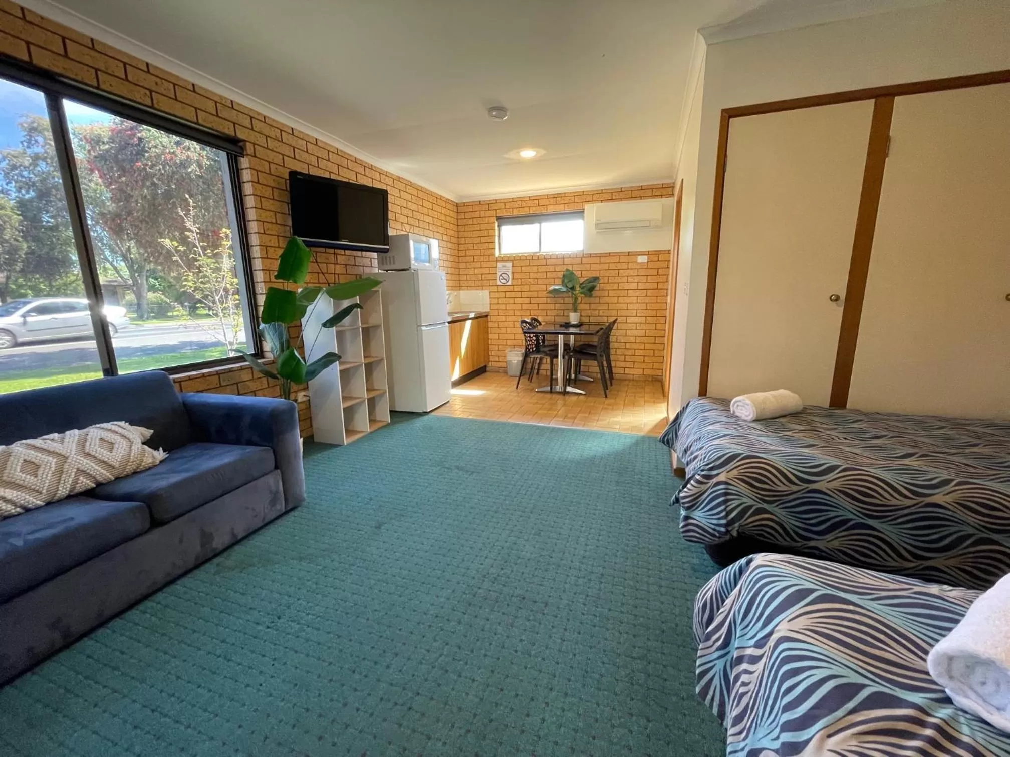 Living room, Bed in Lake Mulwala Hotel