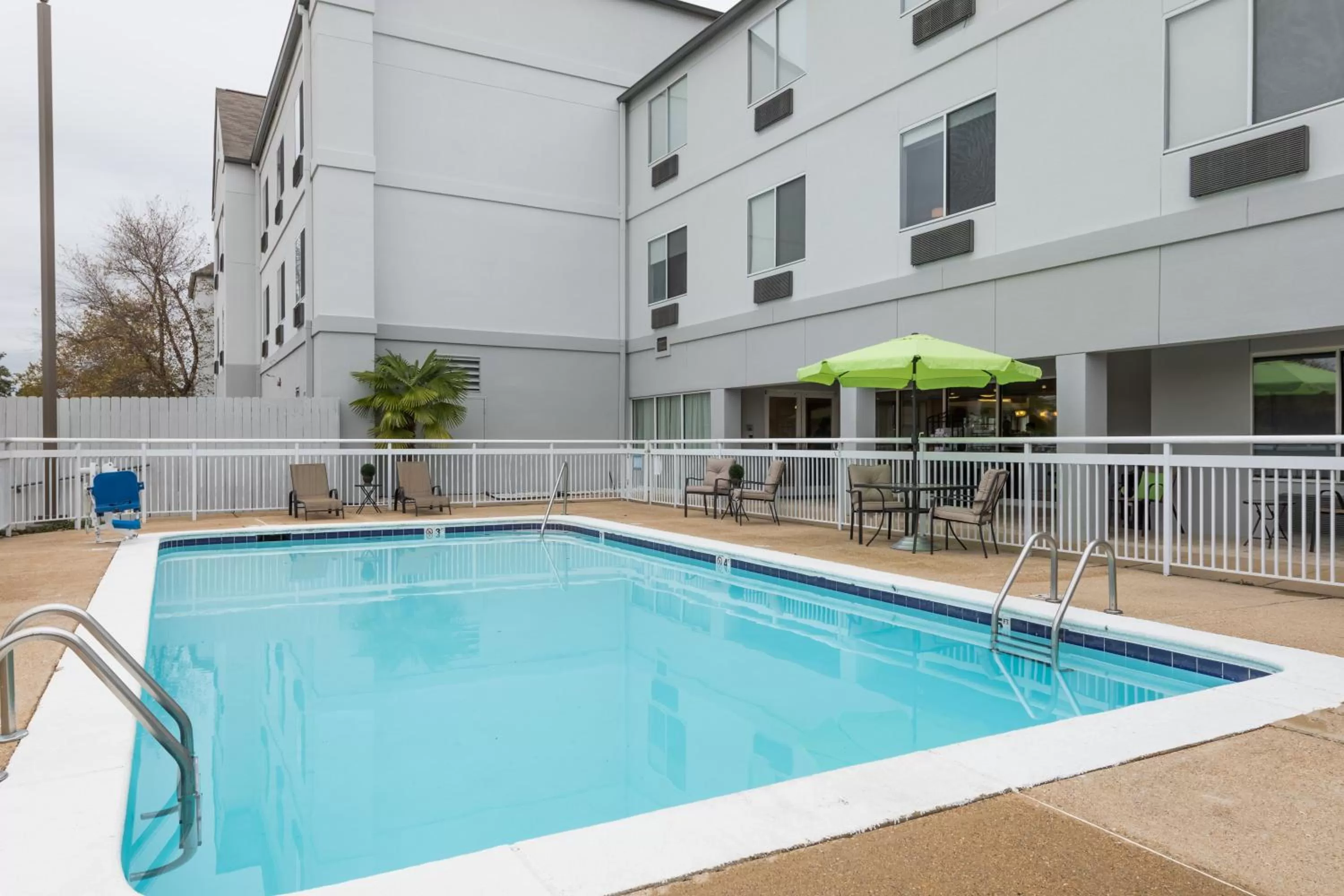 Swimming pool in Wingate by Wyndham Shreveport Airport