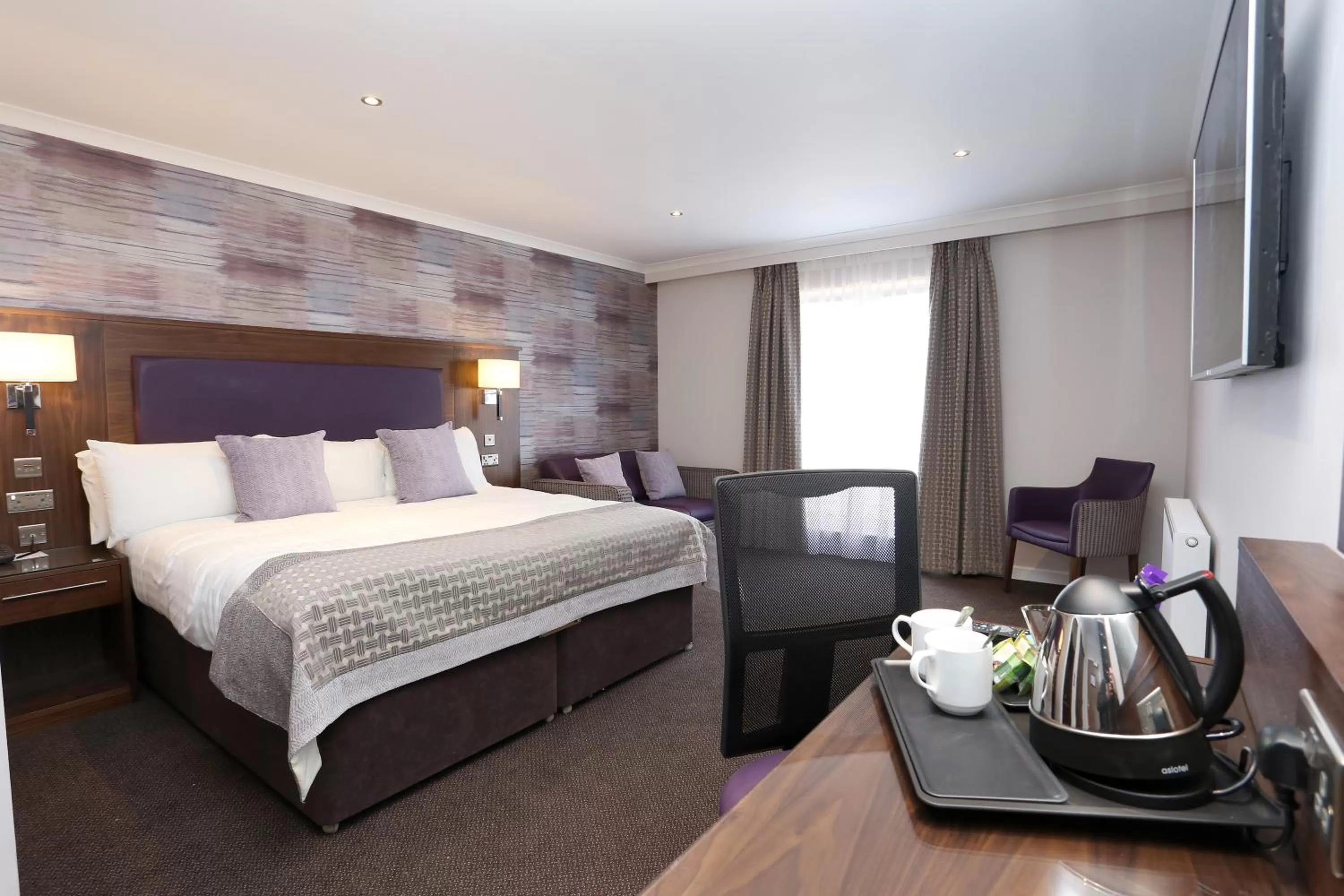 Photo of the whole room, Bed in Invercarse Hotel Dundee, BW Signature Collection