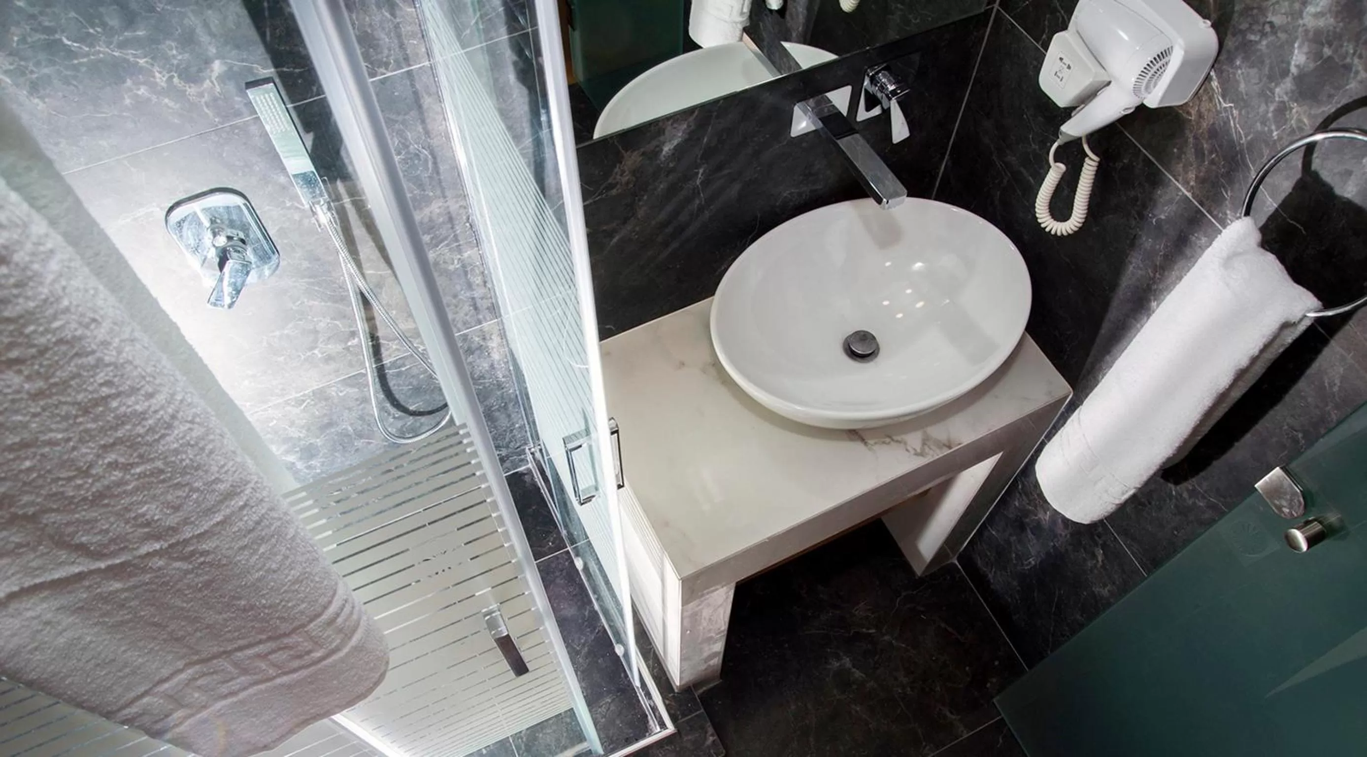 Bathroom in Hotel Thissio