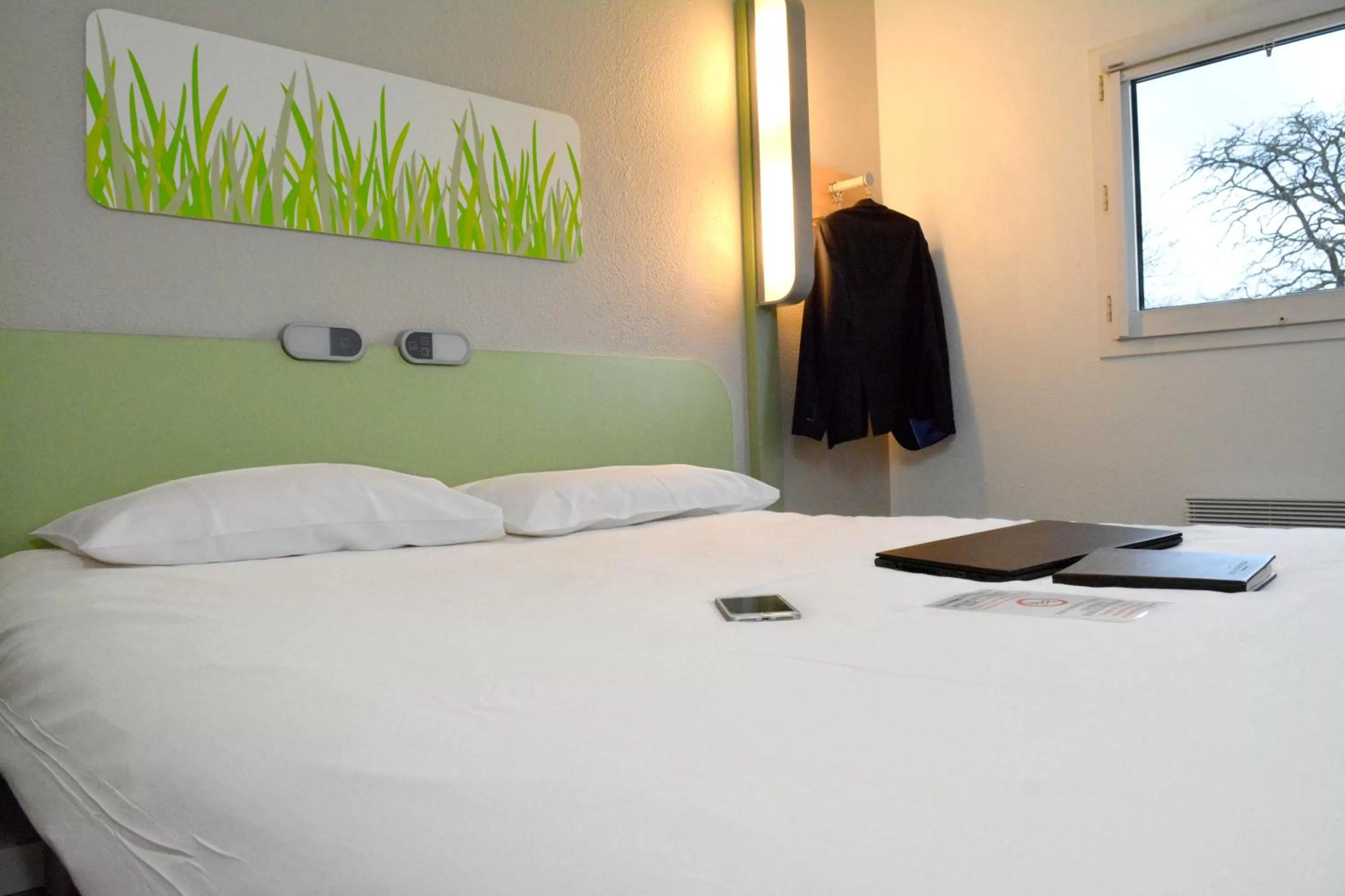 Bedroom, Bed in ibis budget Rouen Parc des Expos Zenith