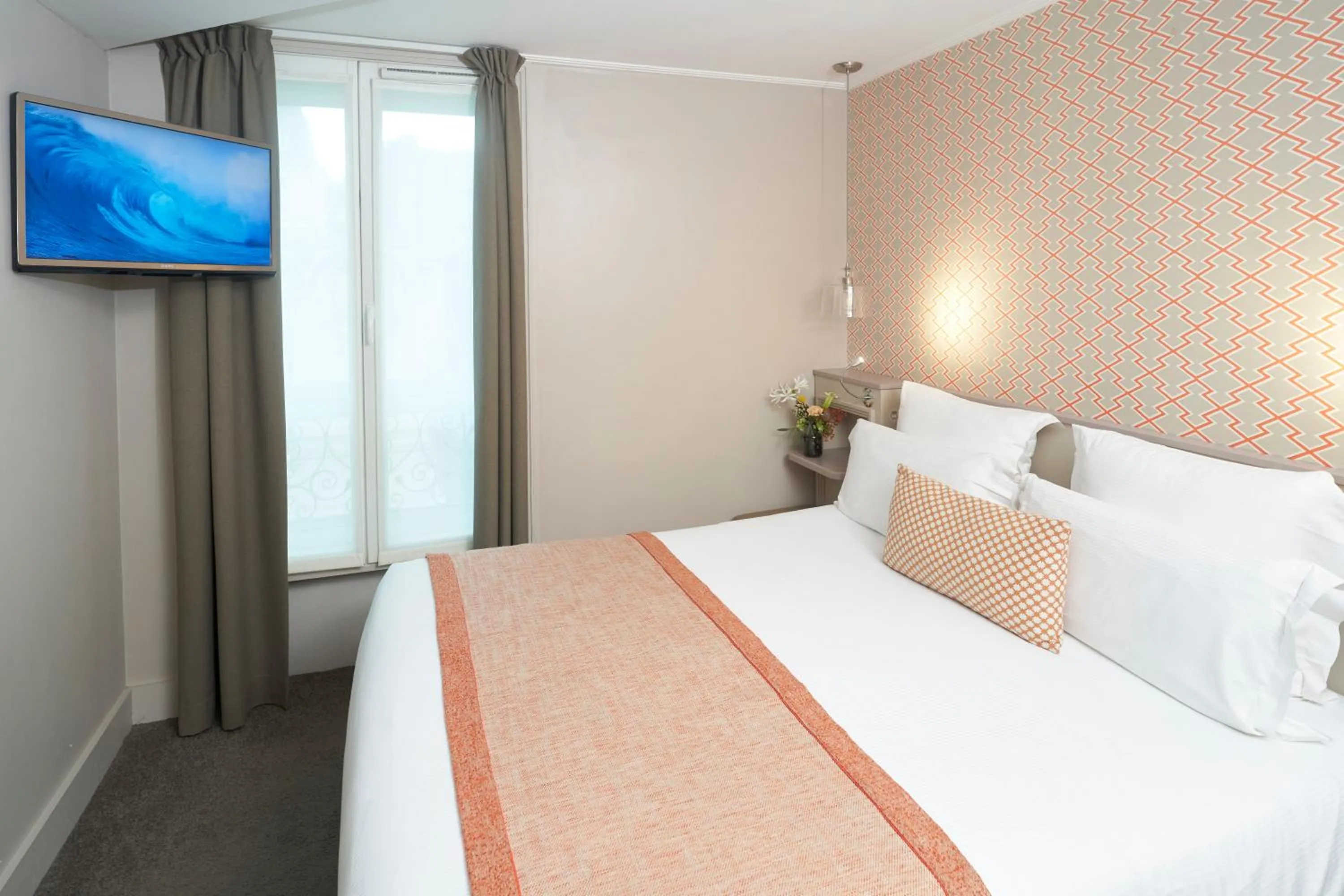 Bedroom, Bed in Hôtel Vic Eiffel