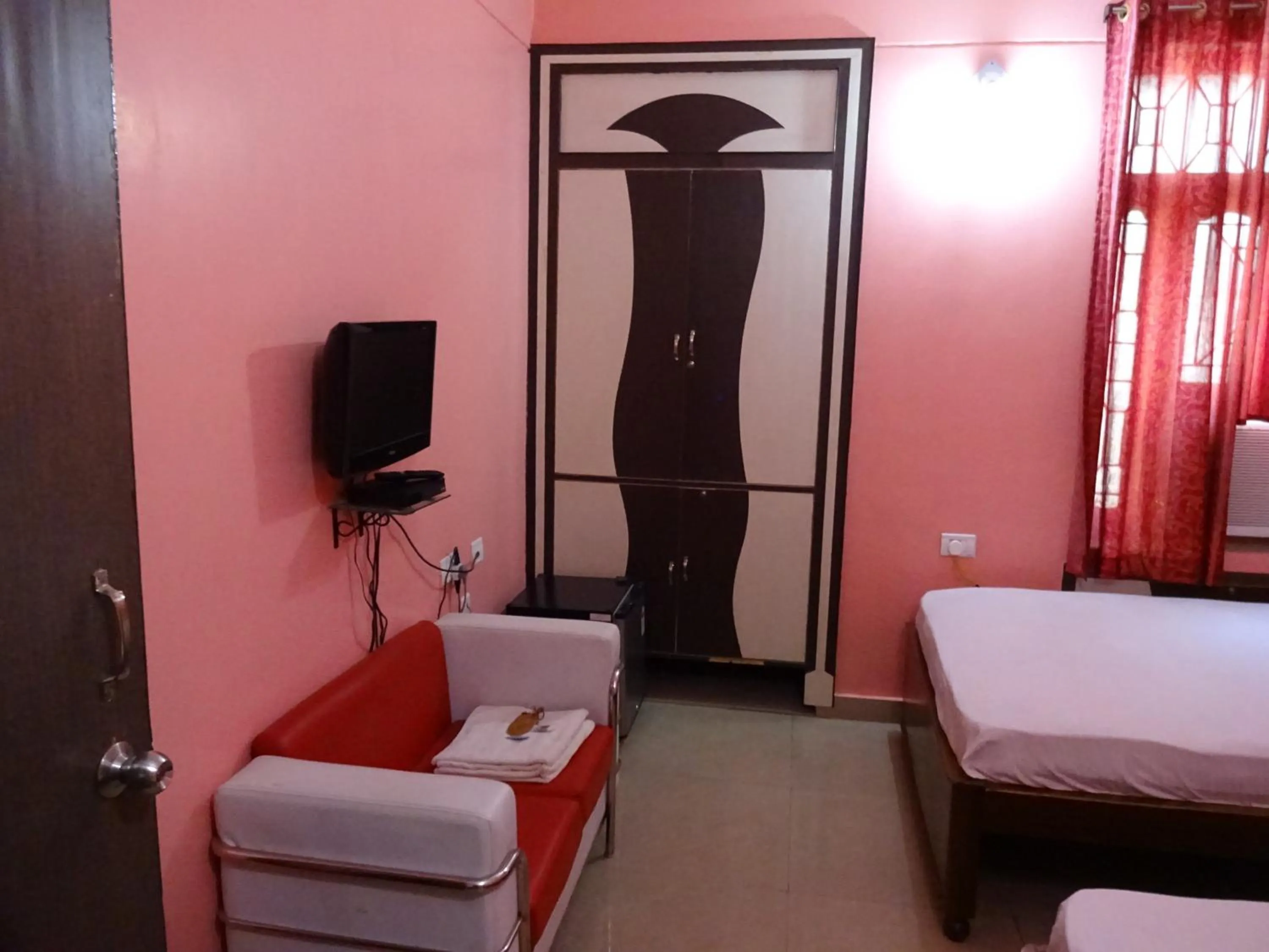 Communal lounge/ TV room, Bed in Hotel Viraat Inn