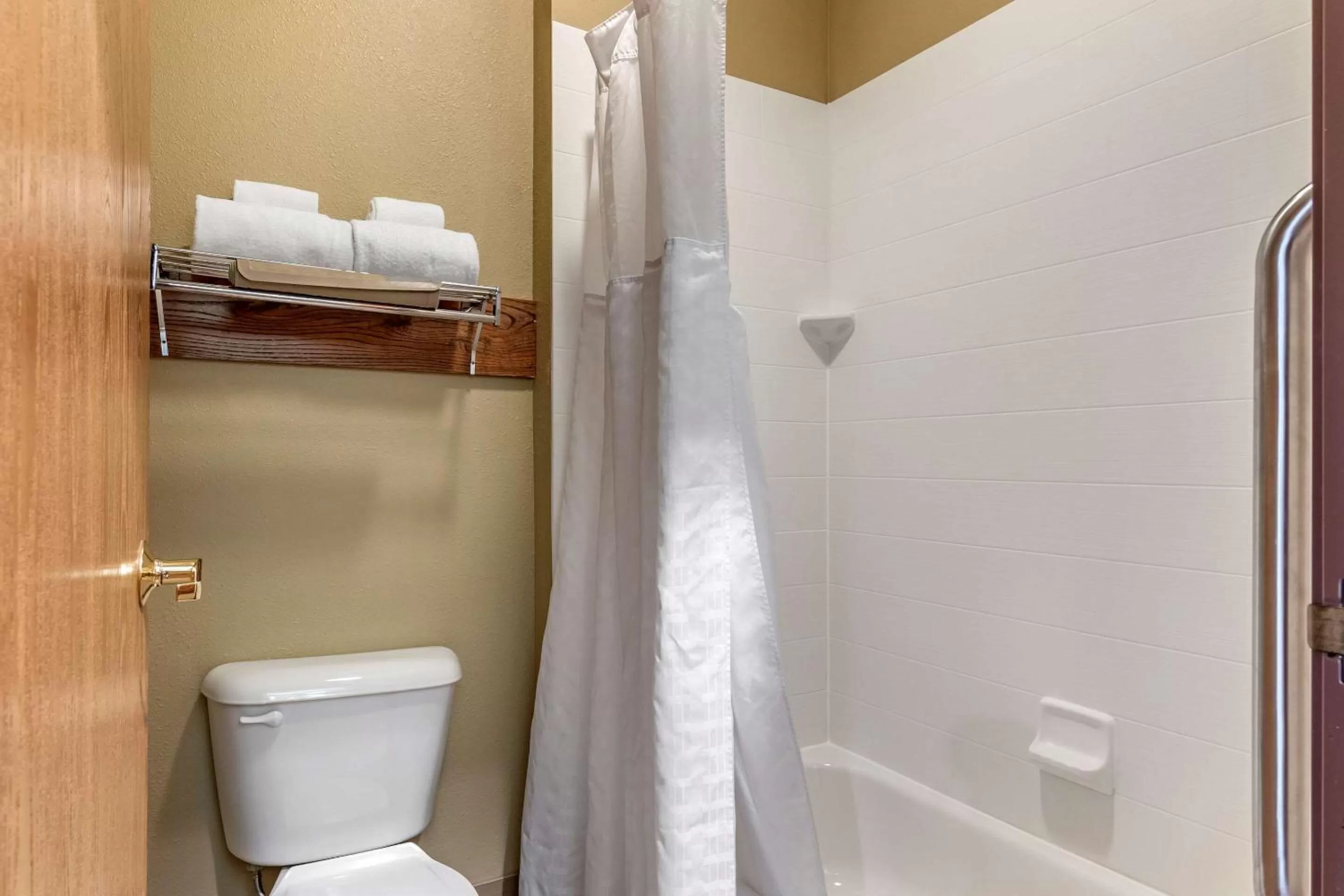 Bathroom in Comfort Inn Warrensburg Station