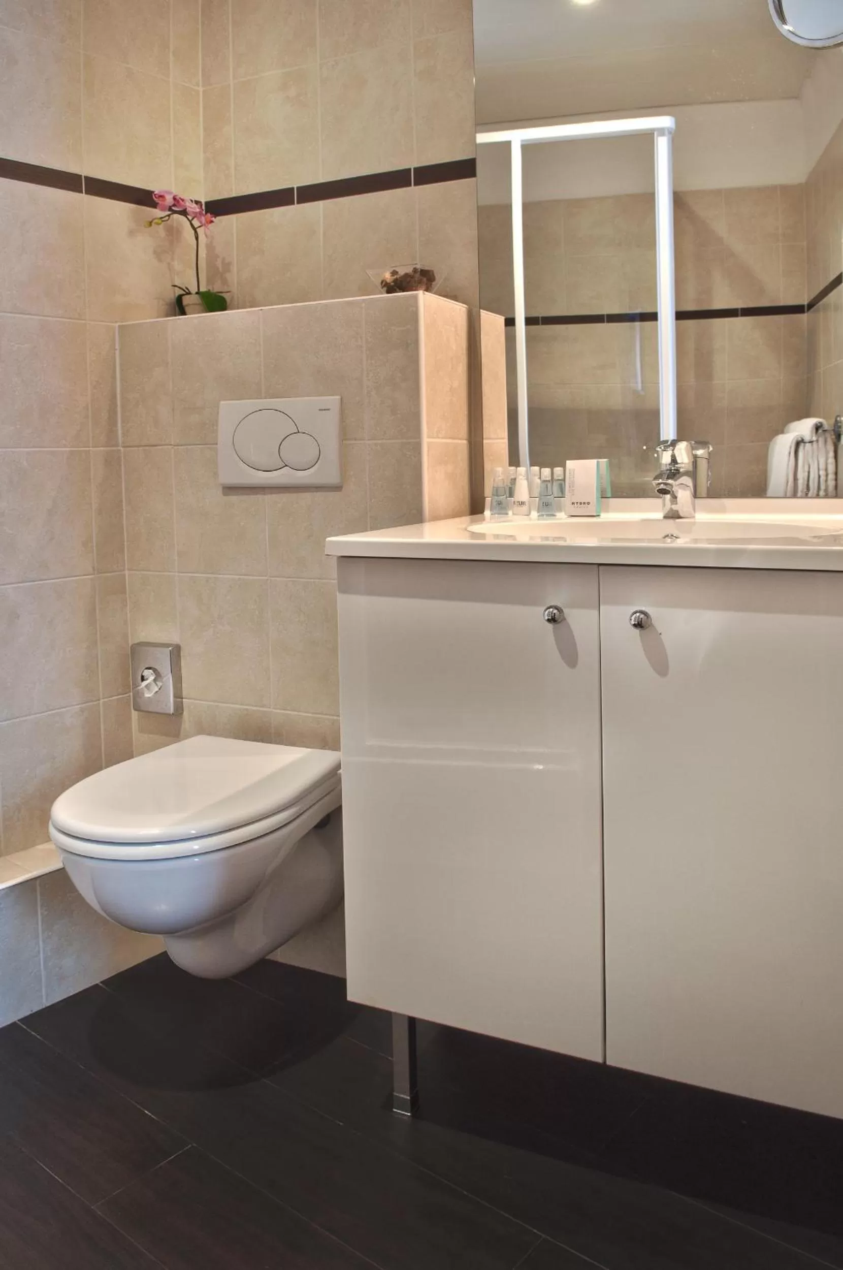 Bathroom in Abaca Messidor by Happyculture