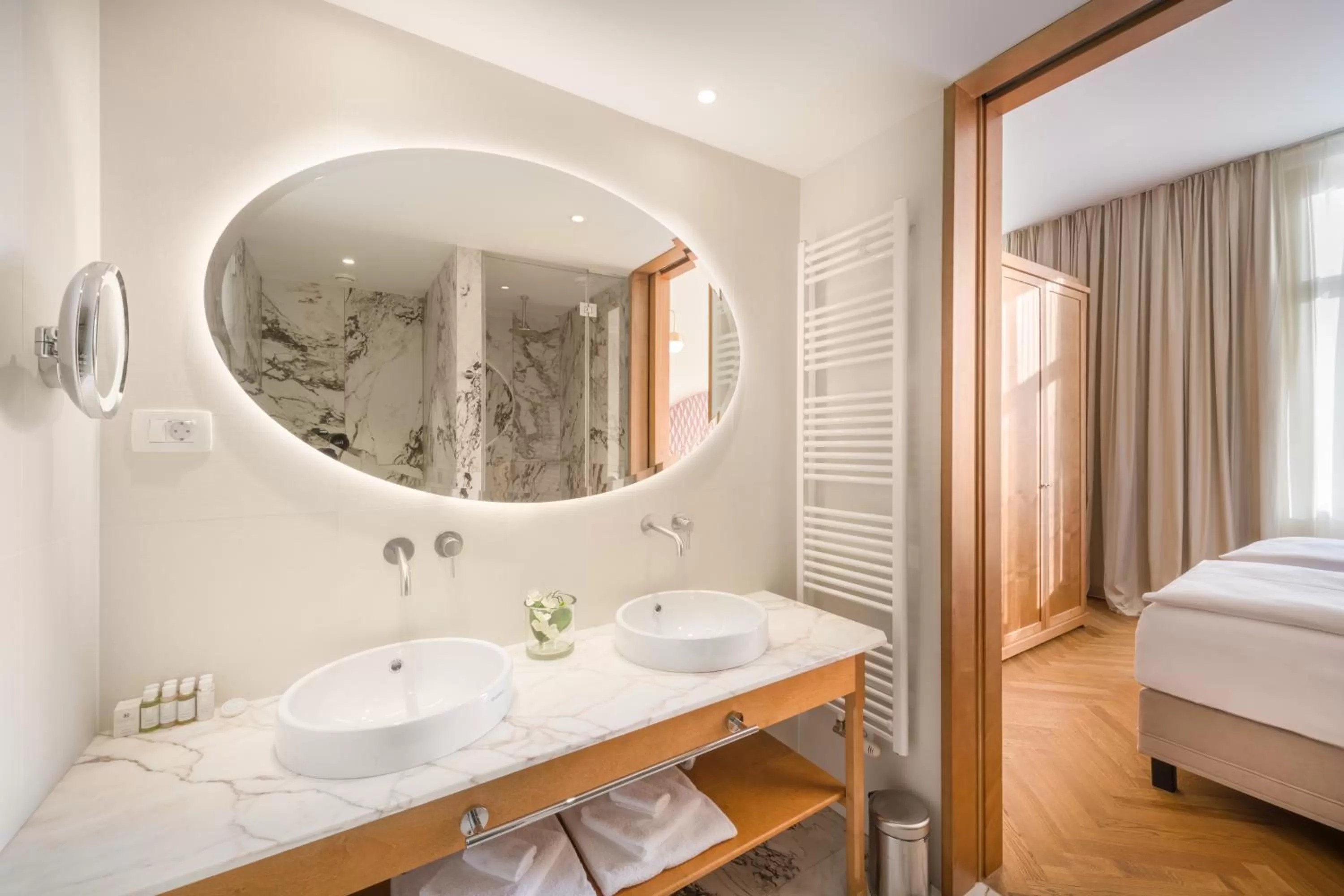 Bathroom, Bed in Grand Hotel Union Eurostars