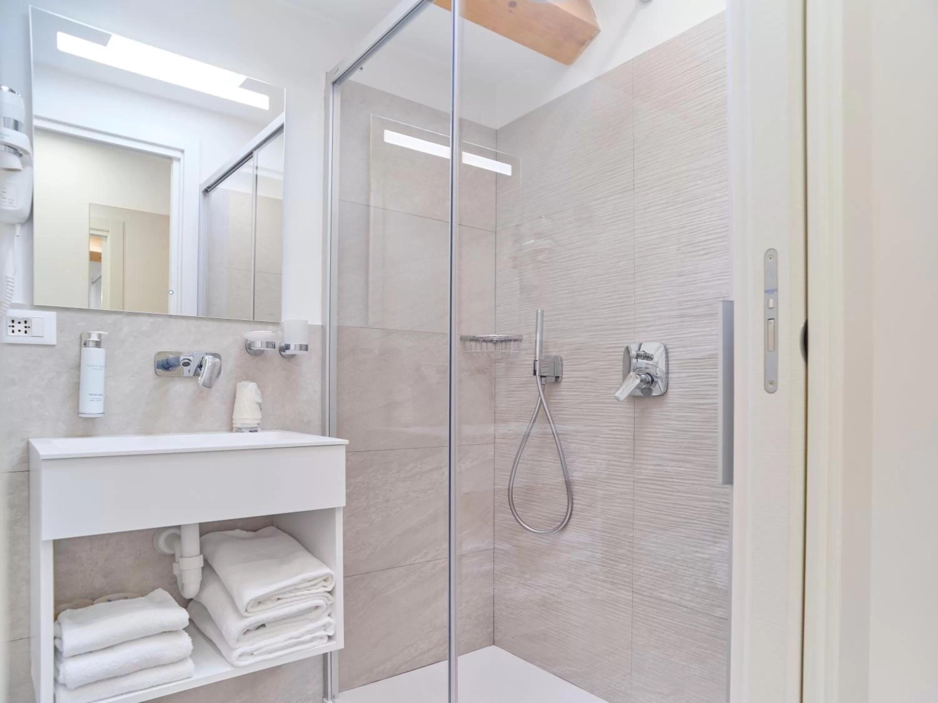 Shower in Hotel Medusa