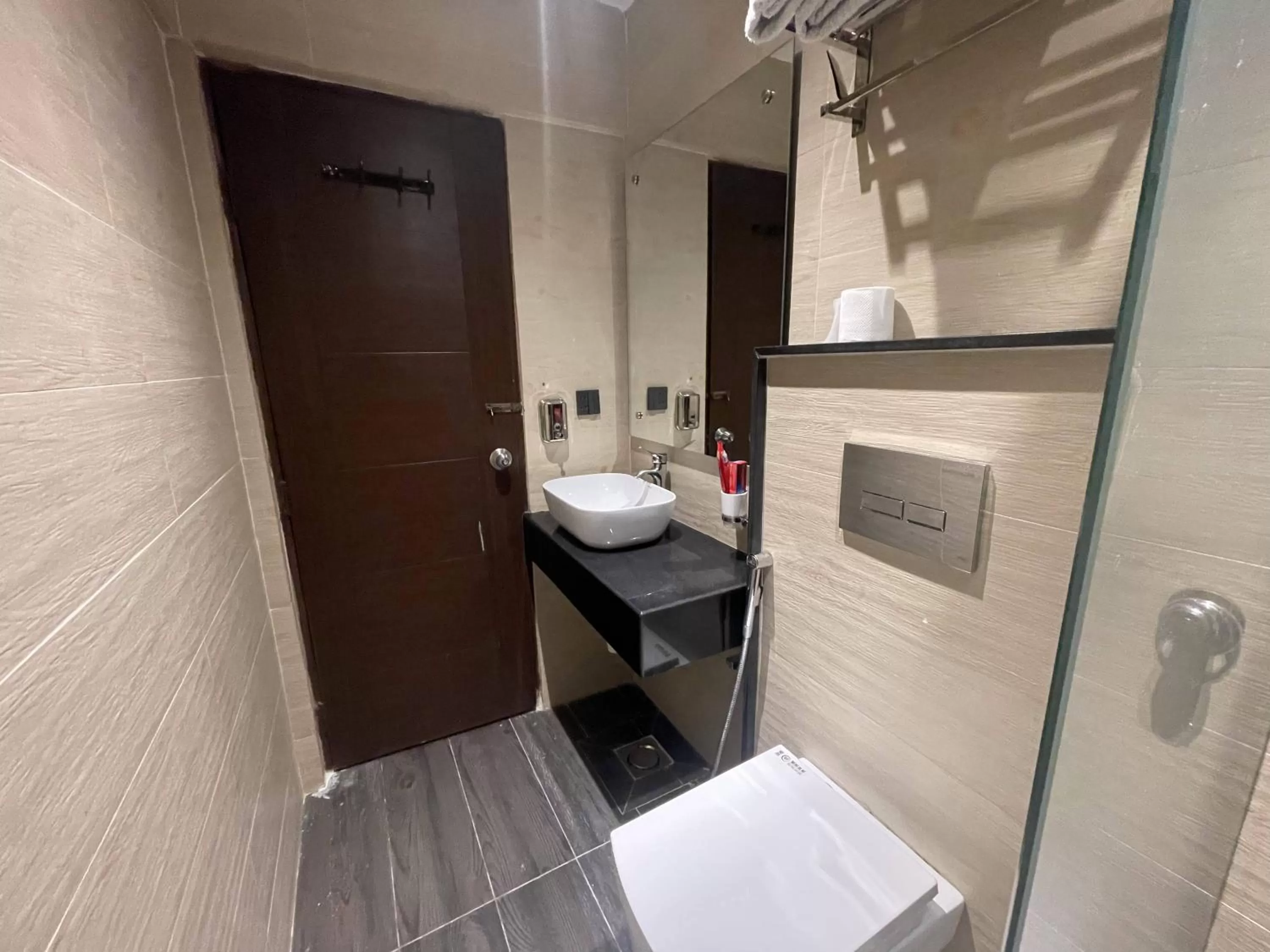 Shower in Hamsun Shahrah-e-Faisal