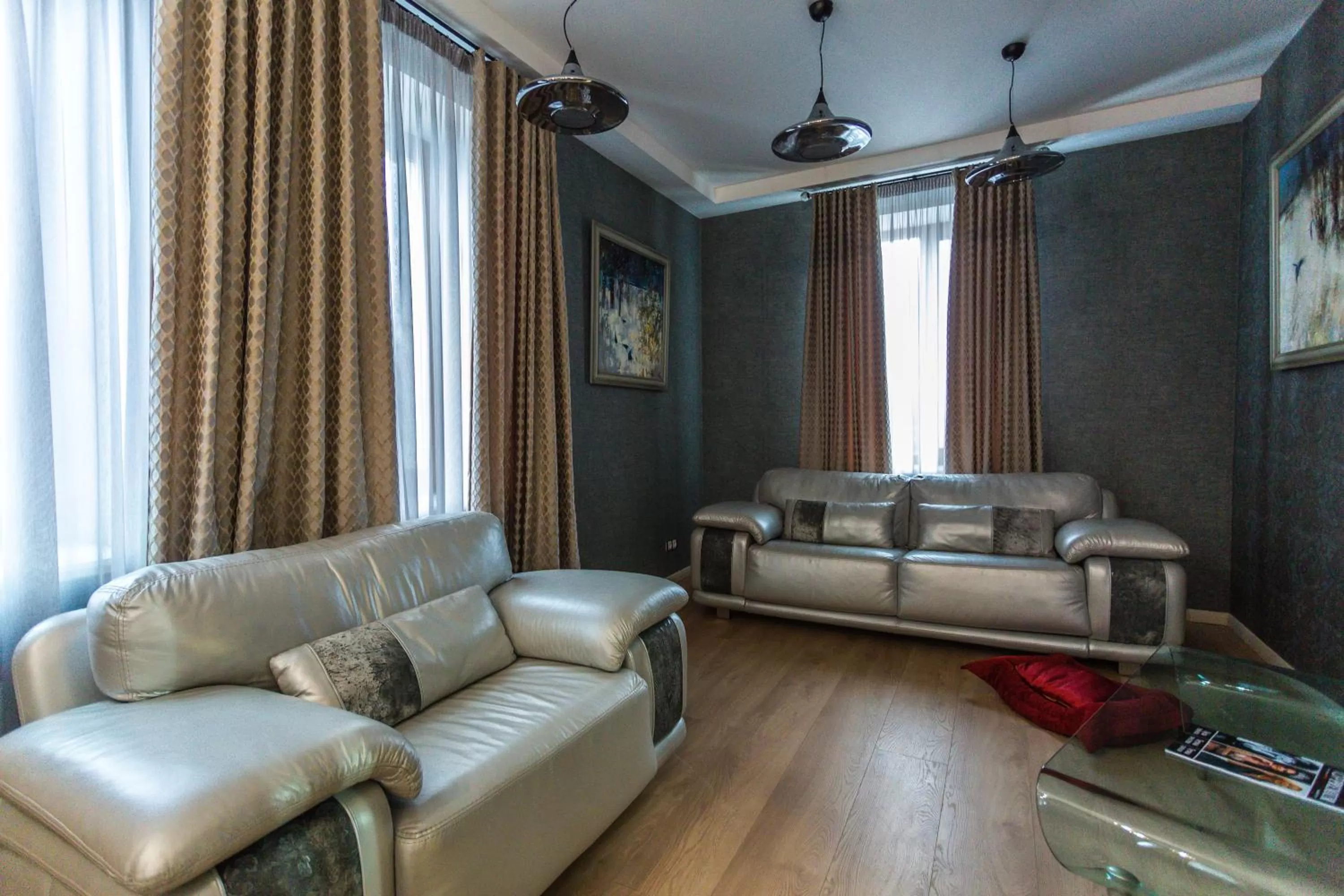 Photo of the whole room, Seating Area in Hotel "Mandarin Clubhouse"