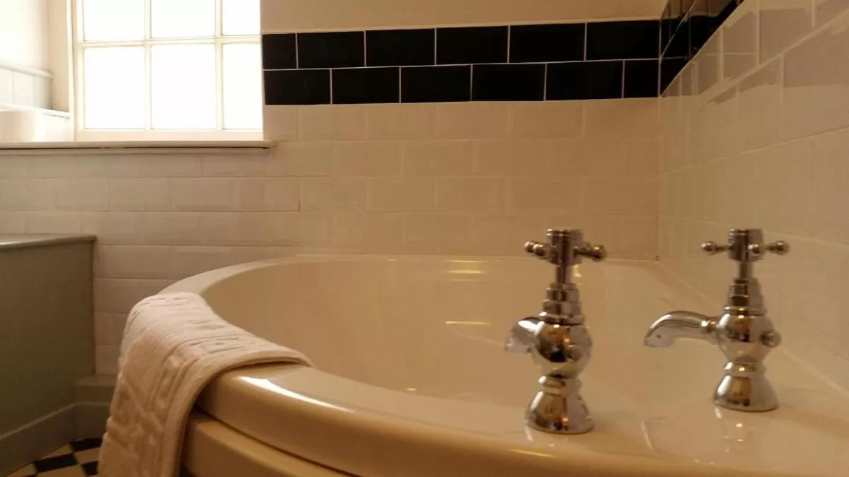 Bathroom in Kings Arms Hotel