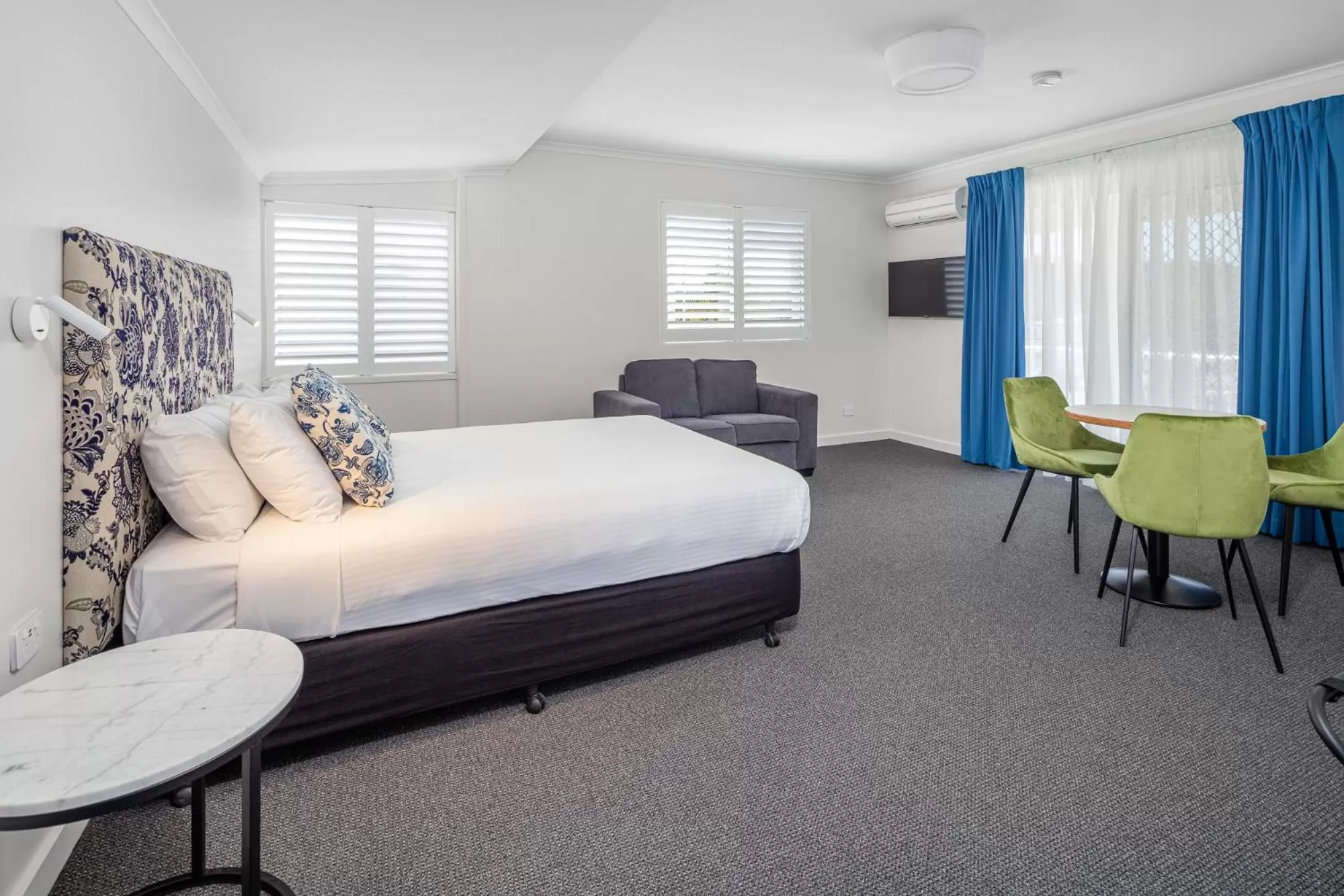 Photo of the whole room, Bed in Batemans Bay Lodge
