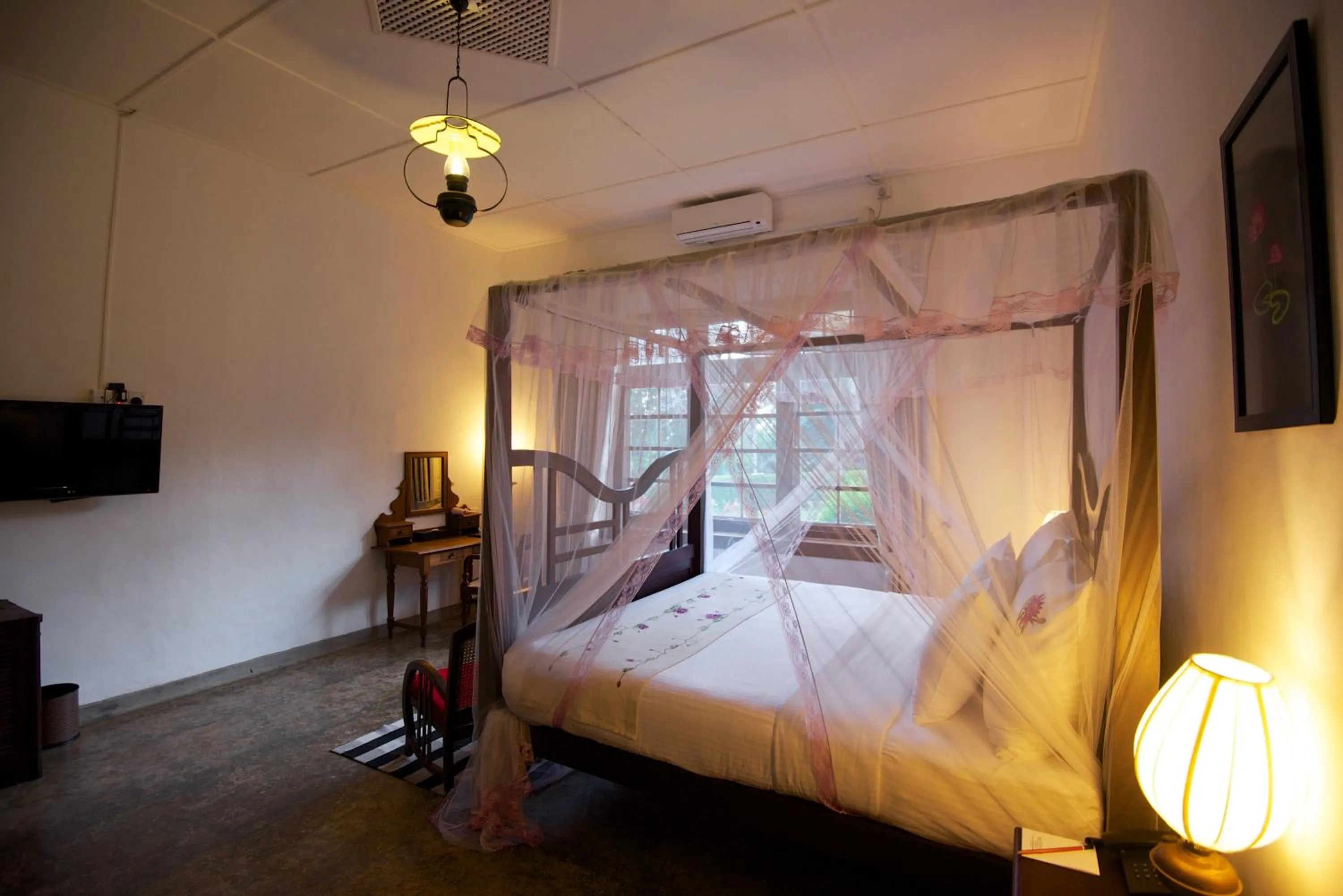 Bed in Mountbatten Bungalow- Thema Collection