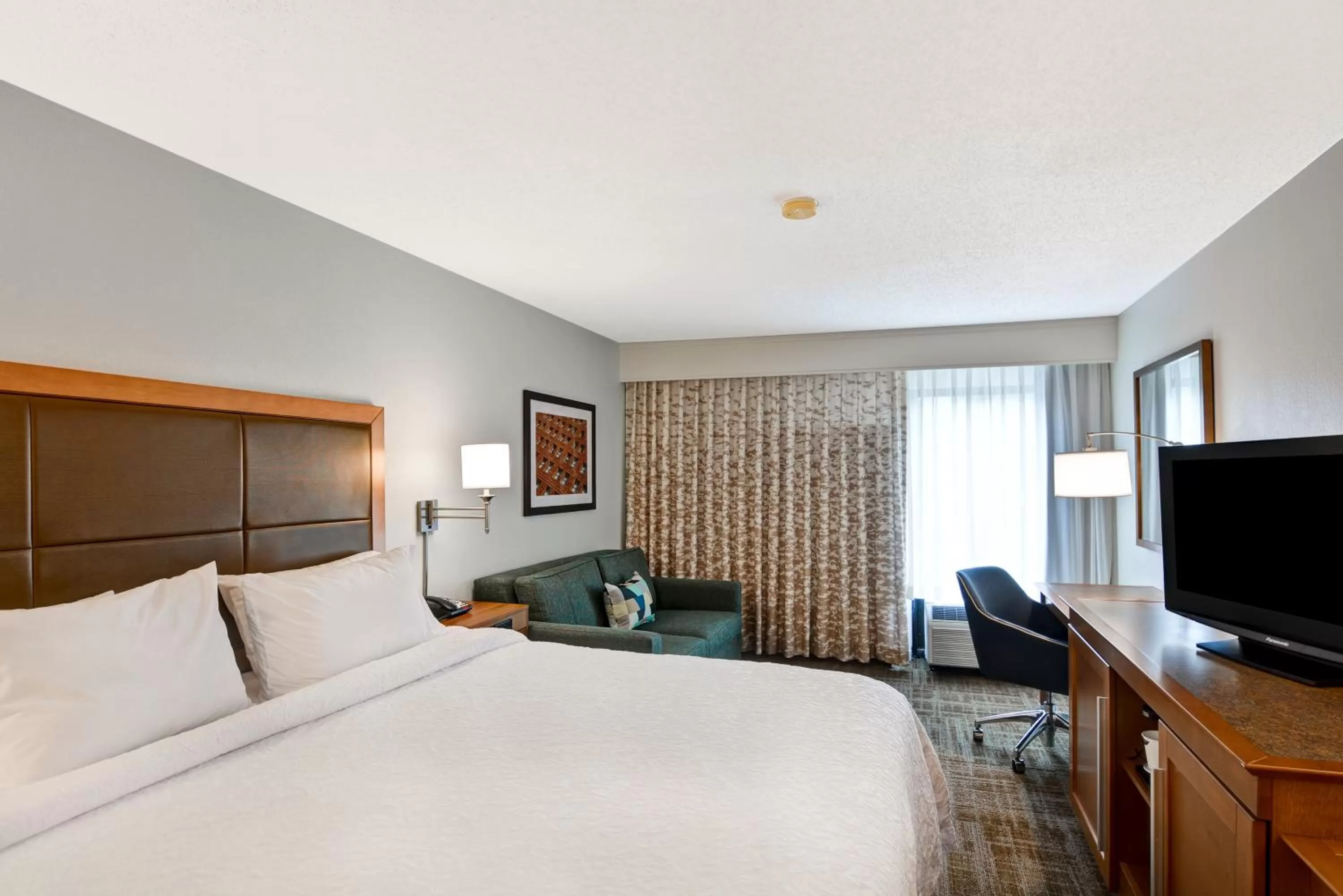 Photo of the whole room, Bed in Hampton Inn Columbia-I-26 Airport