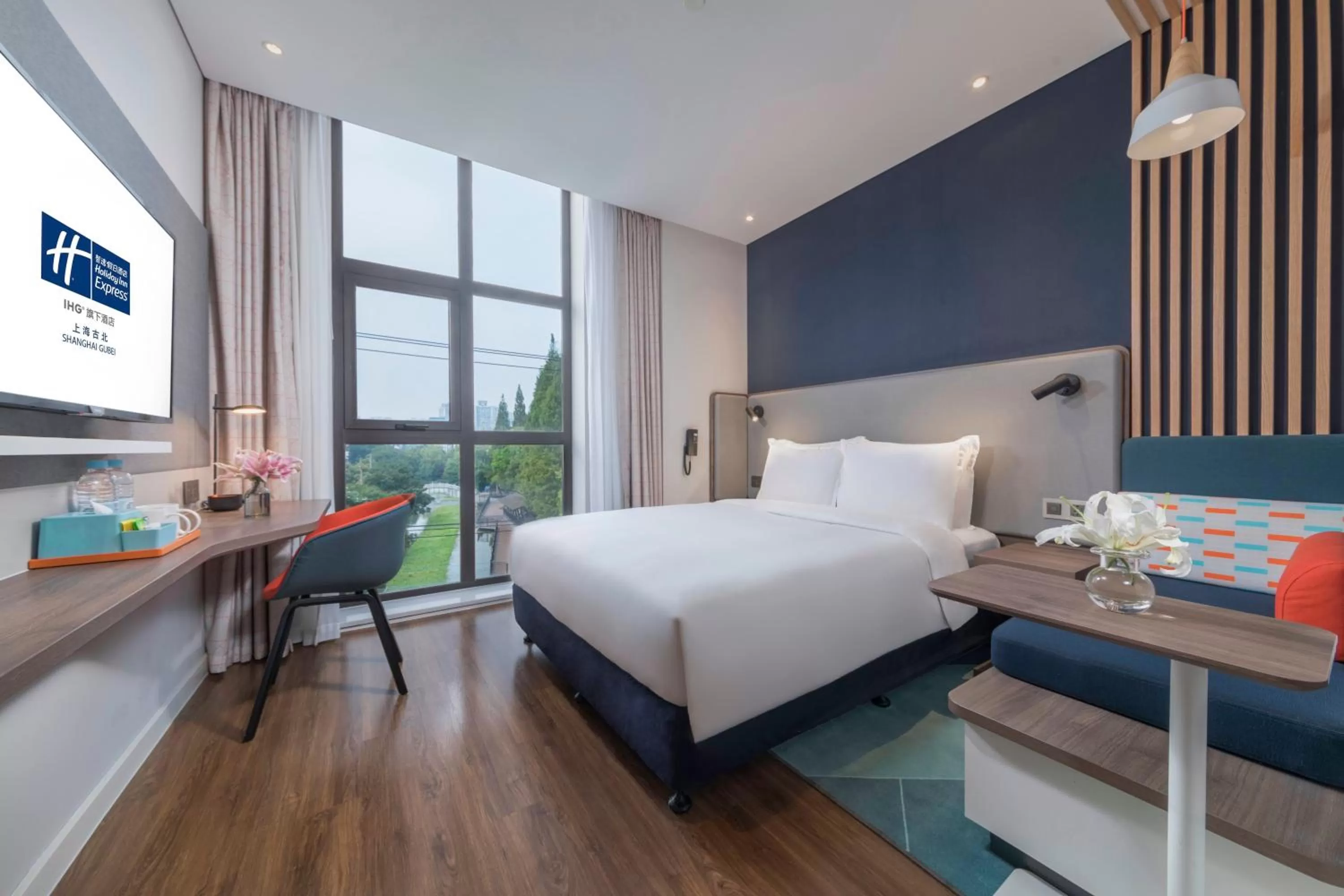 Photo of the whole room, Bed in Holiday Inn Express Shanghai Gubei by IHG