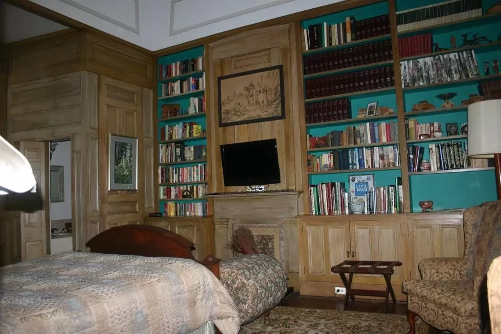 Decorative detail, Bed in Corners Mansion Inn - A Bed and Breakfast
