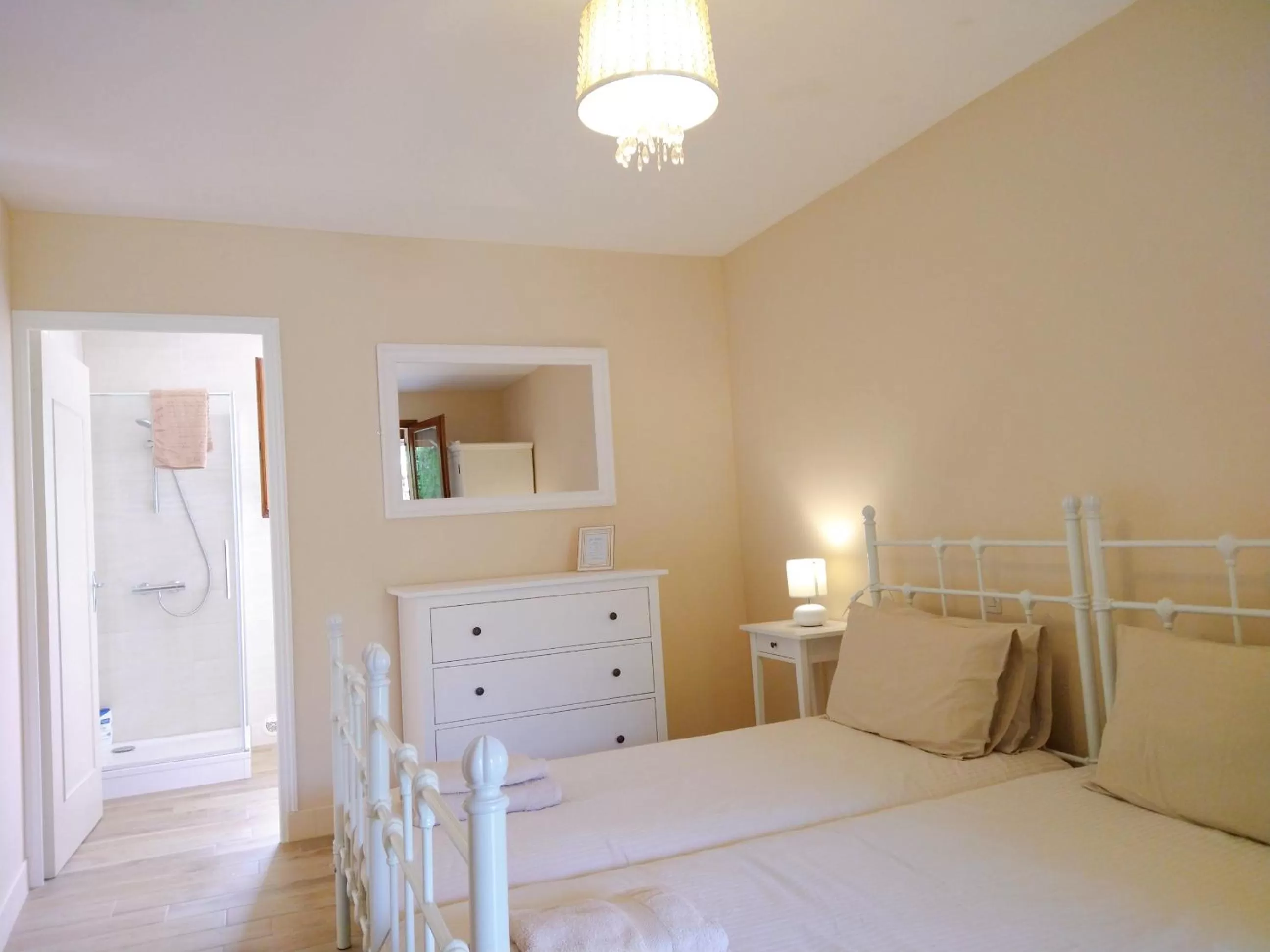 Bedroom, Bed in La Colline - Chambre d'hôtes - B&B