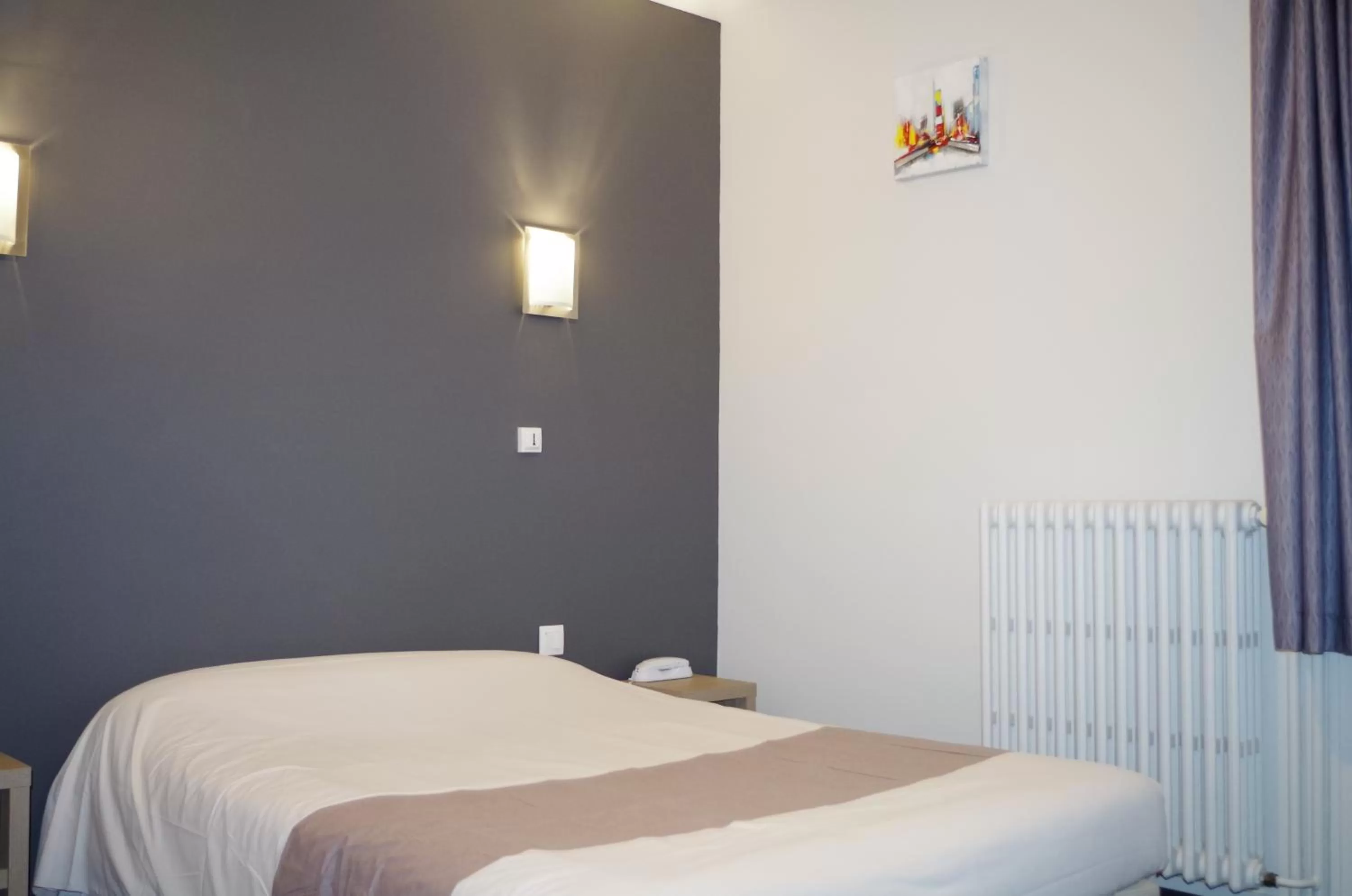 Photo of the whole room, Bed in The Originals City, Hôtel Le Savoy, Caen