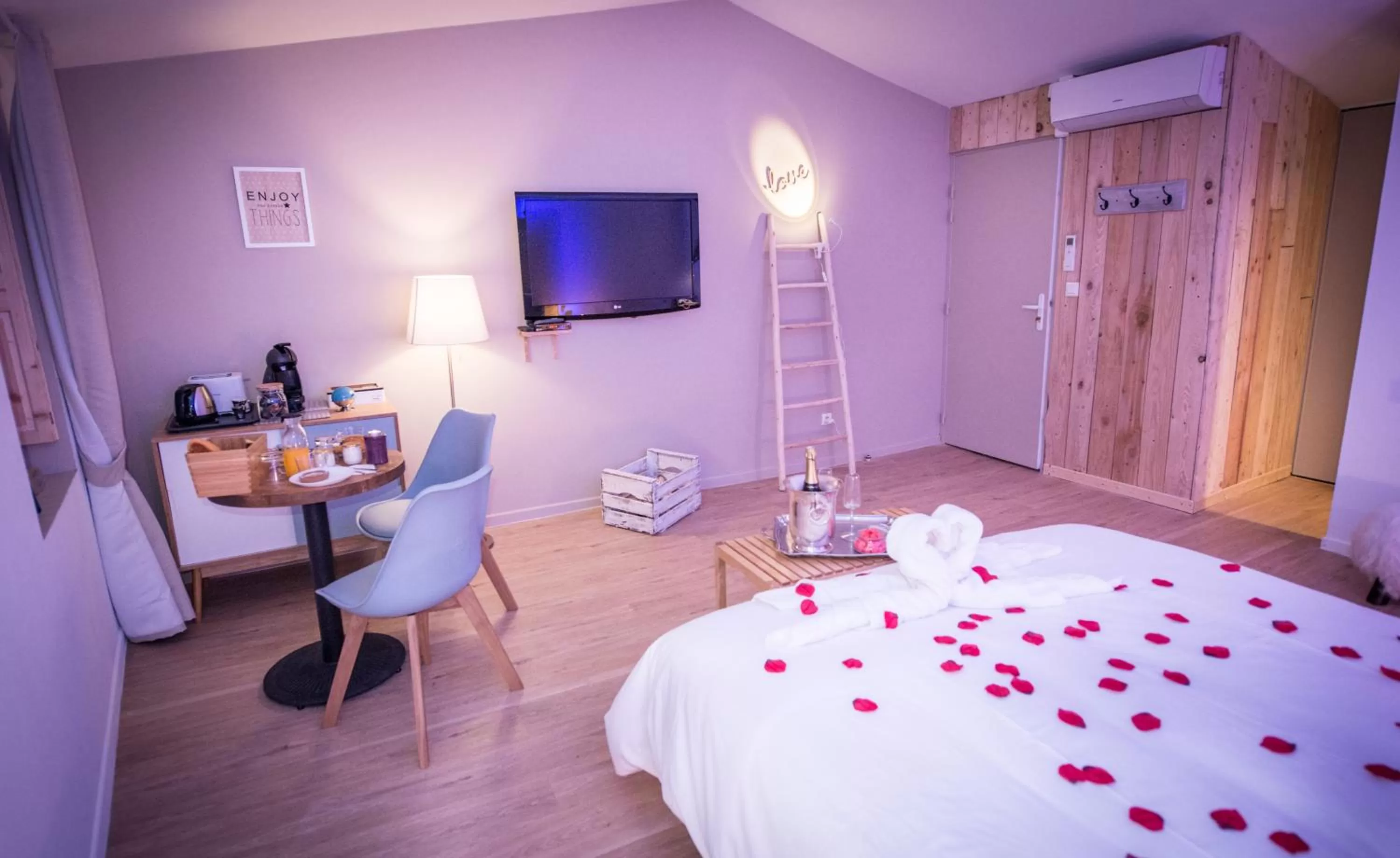 Decorative detail, Bed in La Maison Gustave