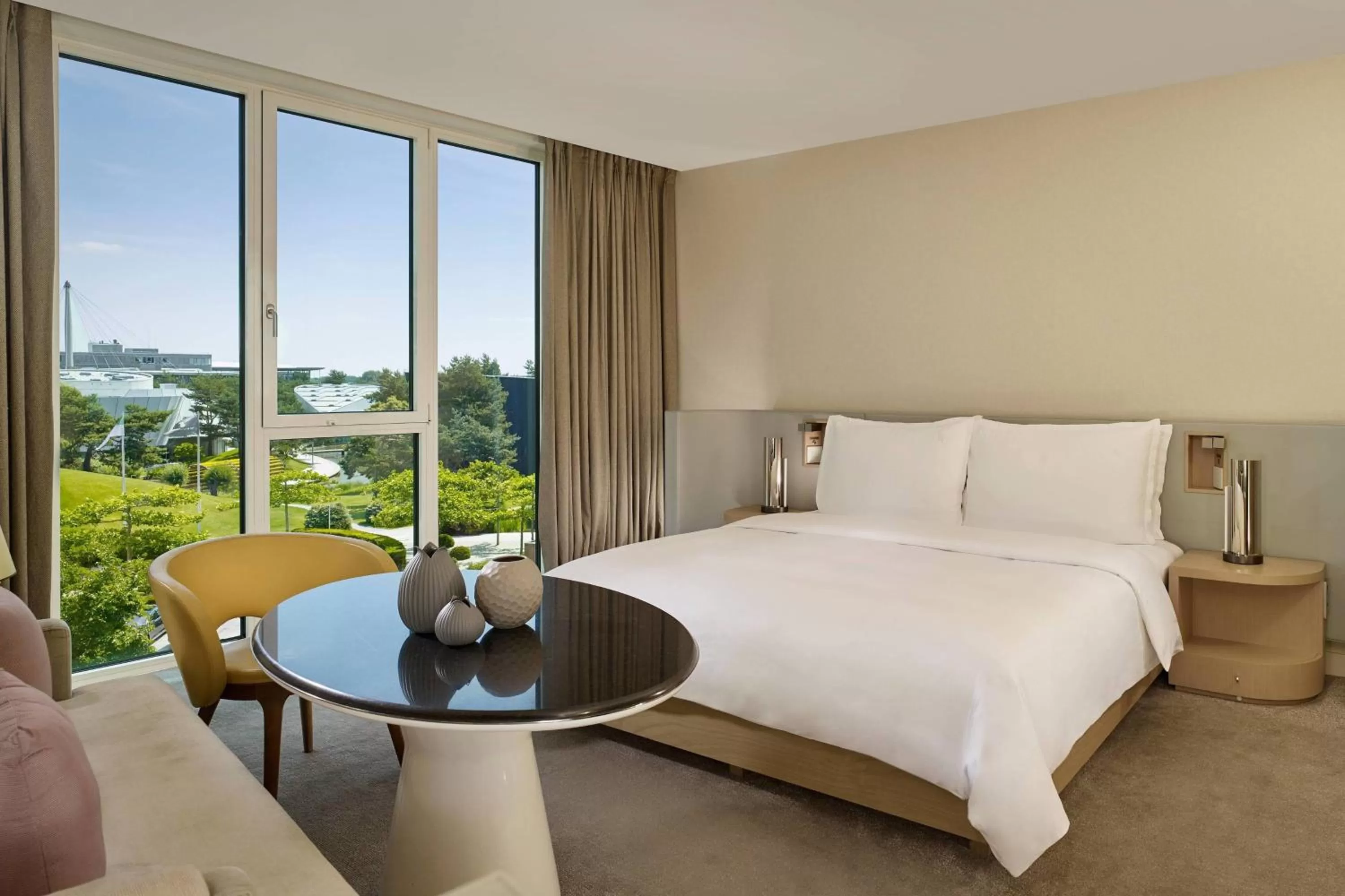 Photo of the whole room, Bed in The Ritz-Carlton, Wolfsburg