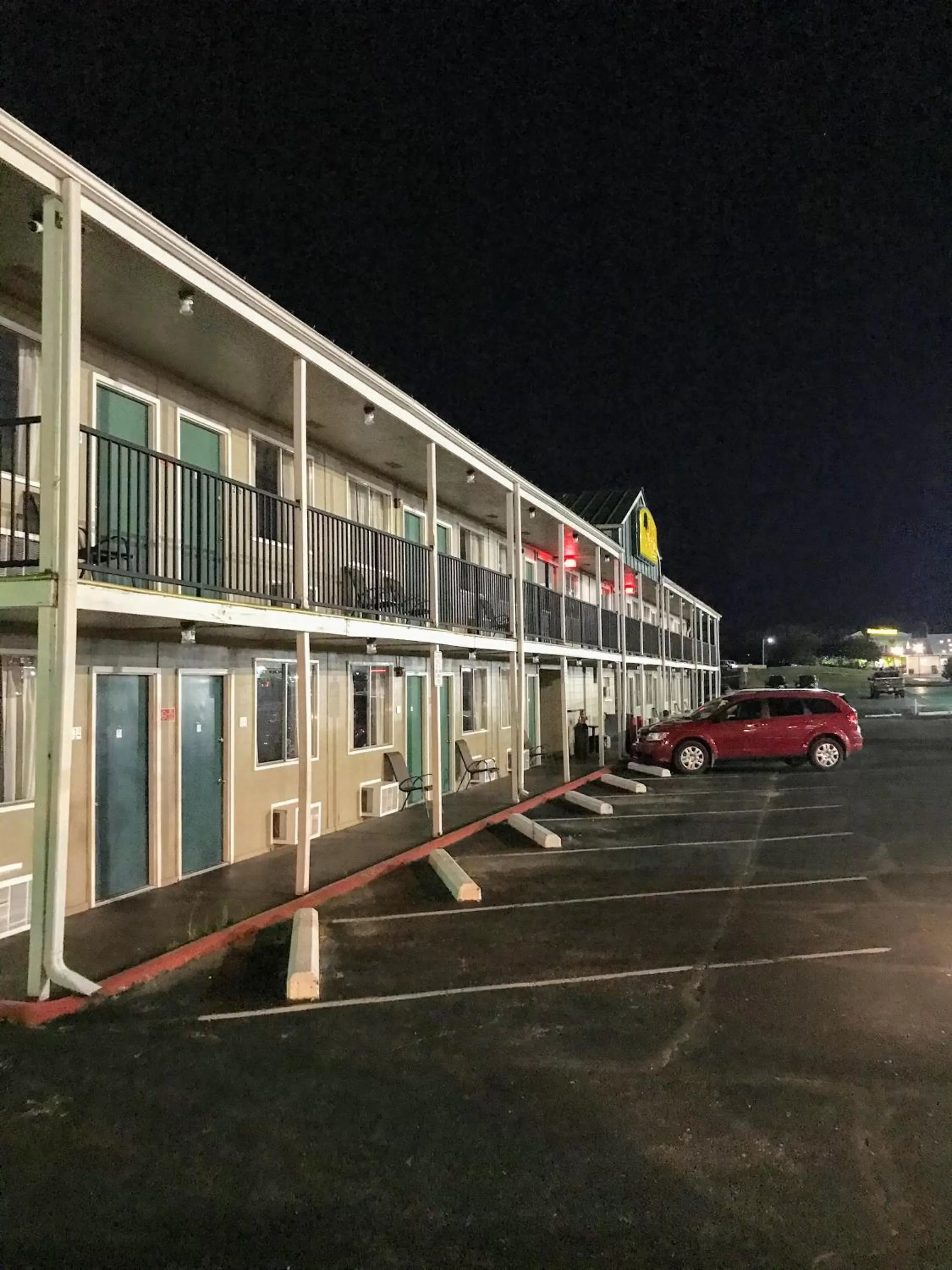 Property Building in American Patriot Family Inn aka Oak Grove Inn