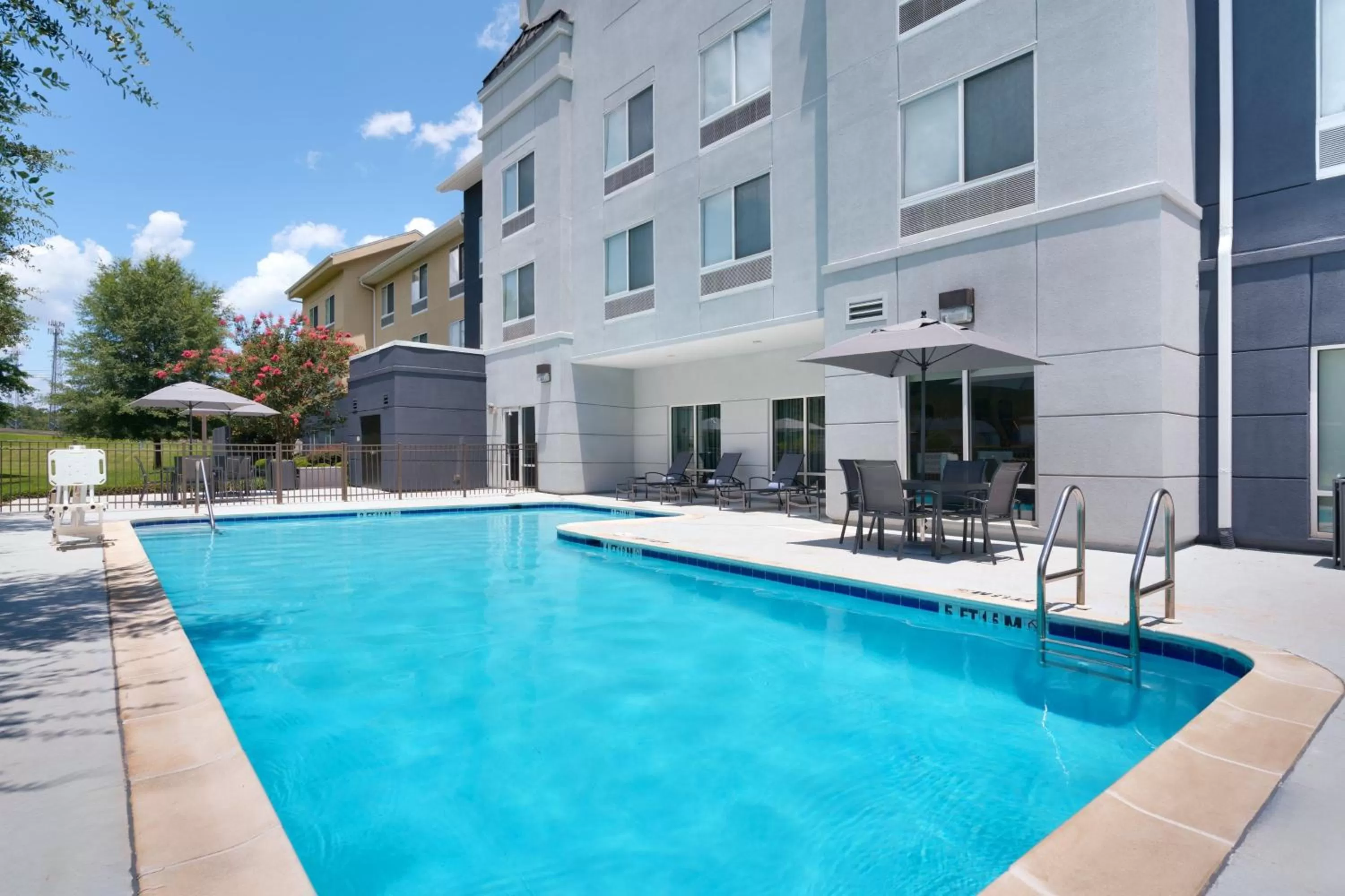 Swimming pool in Fairfield Inn & Suites by Marriott Albany