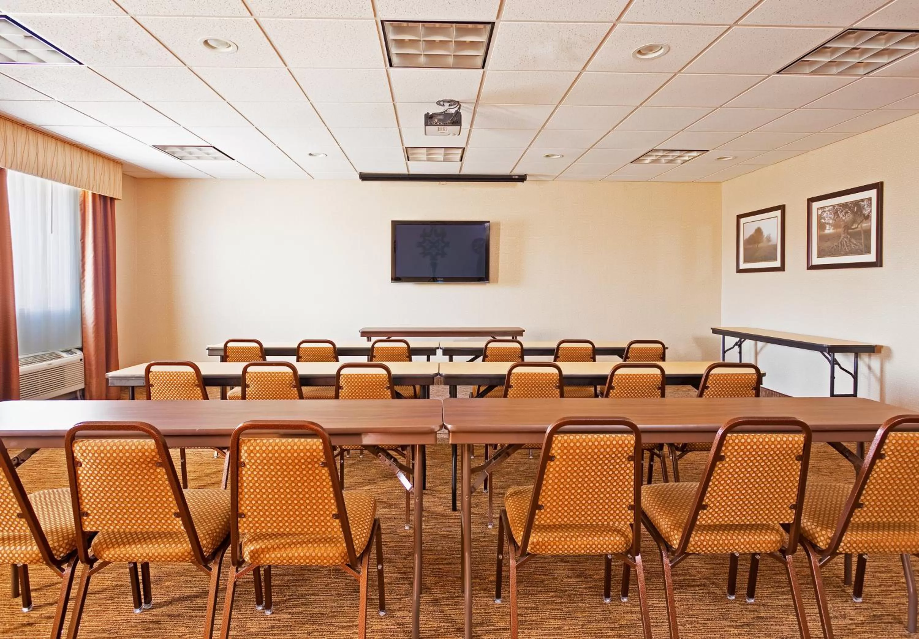 Meeting/conference room in Holiday Inn Express Hotel & Suites Byram by IHG