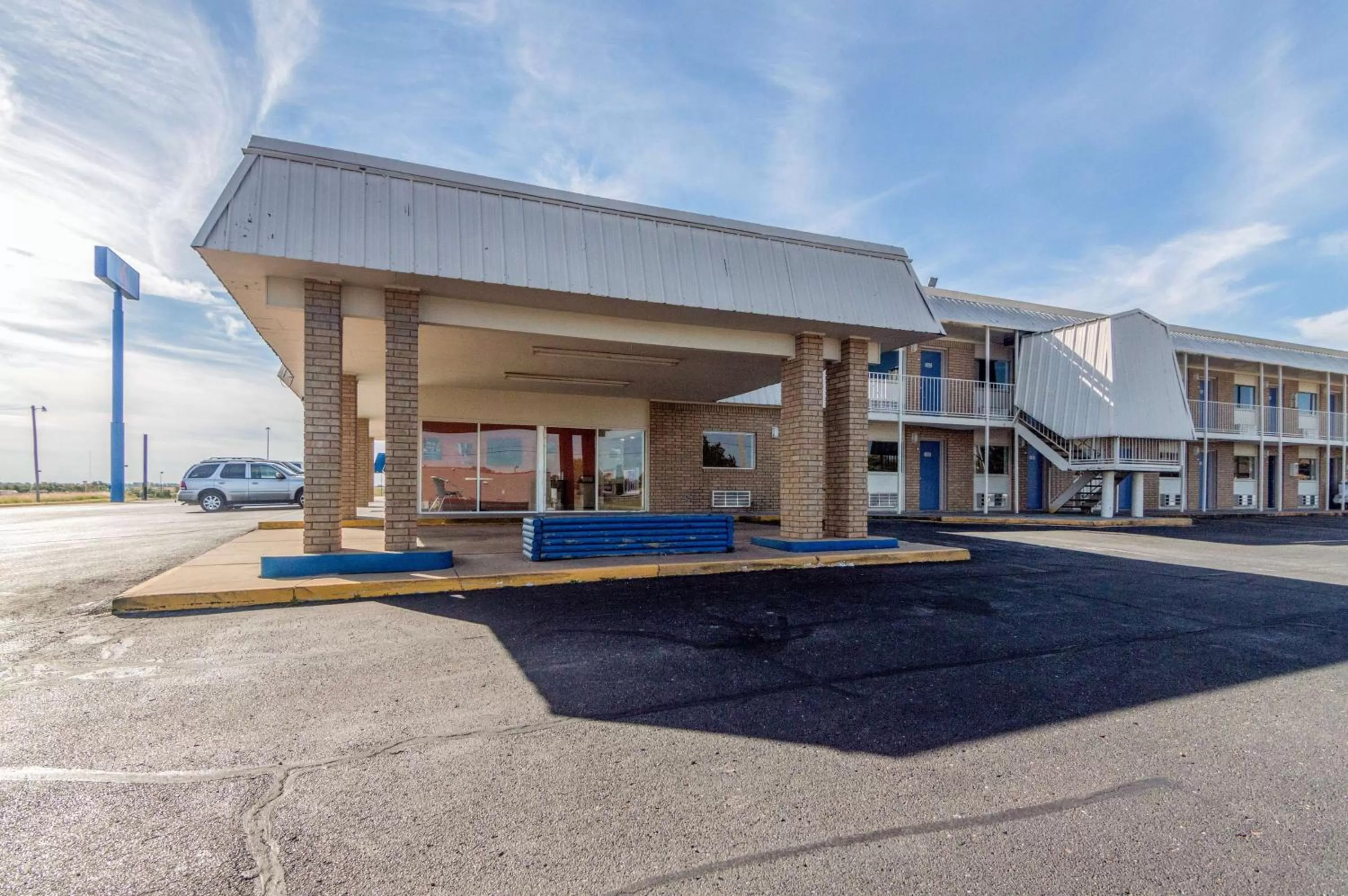 Property Building in Motel 6-Clinton, OK