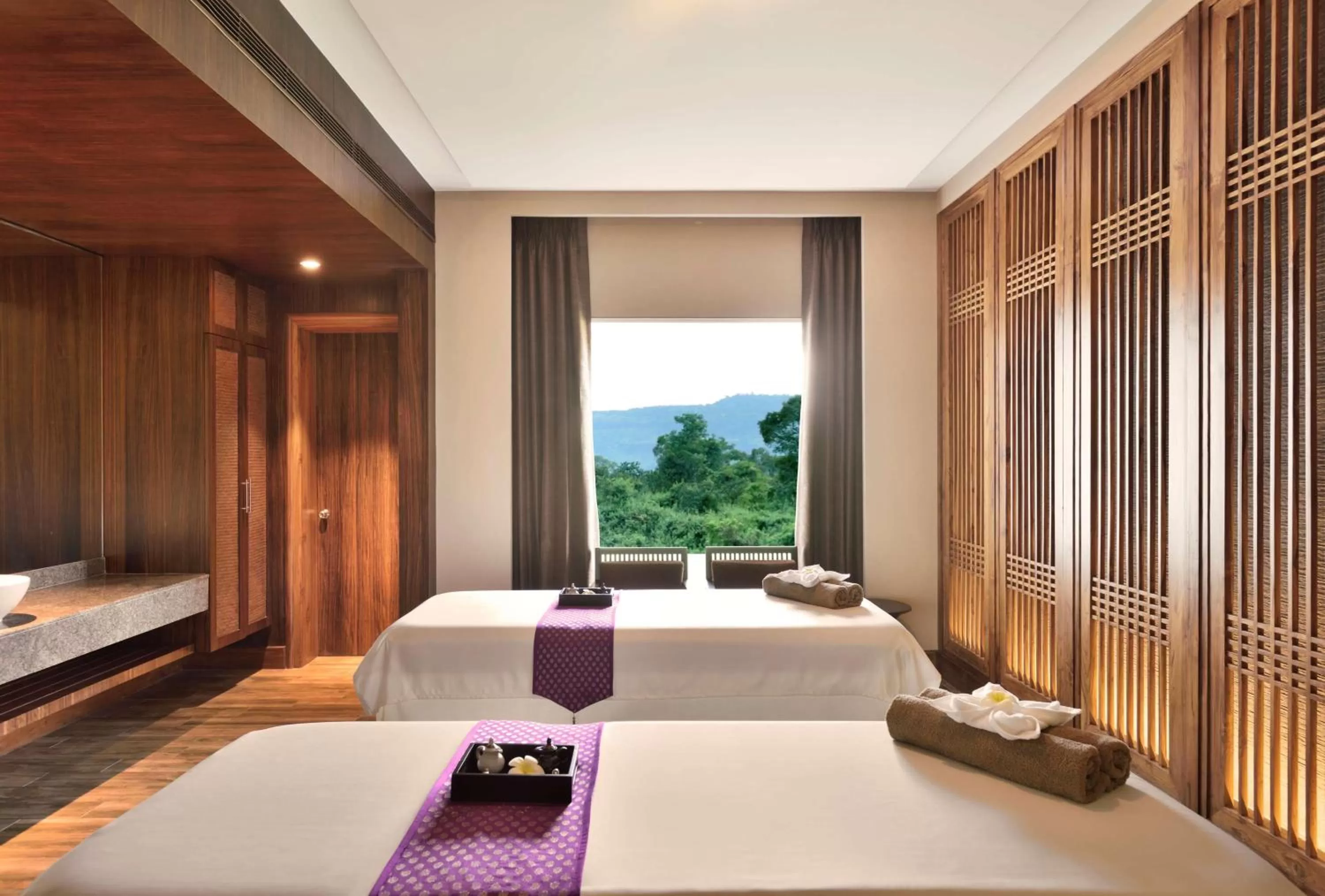 Spa and wellness centre/facilities, Bed in Radisson Blu Plaza Resort & Convention Centre Karjat