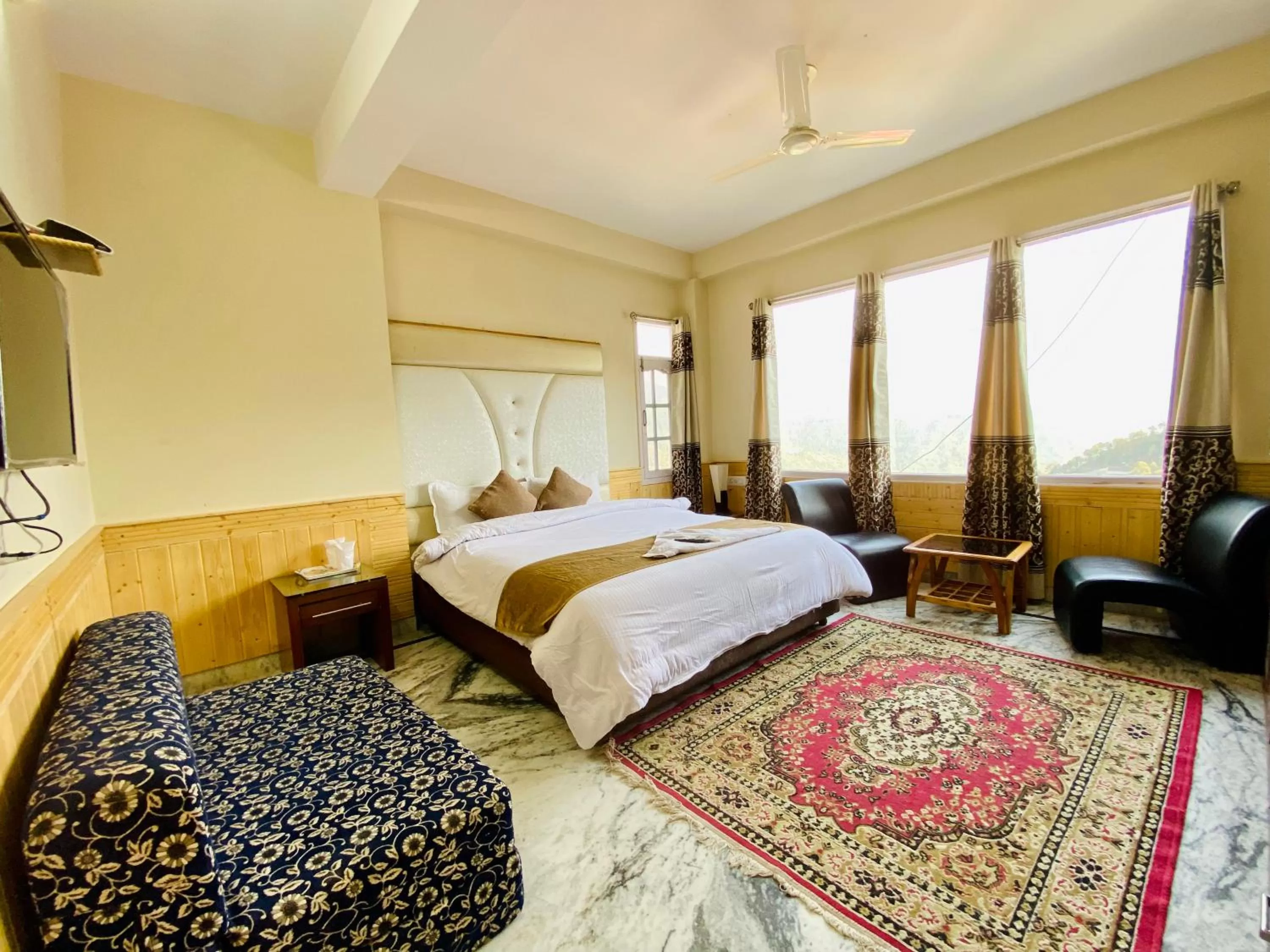 TV and multimedia, Bed in Sai Cottage Shimla