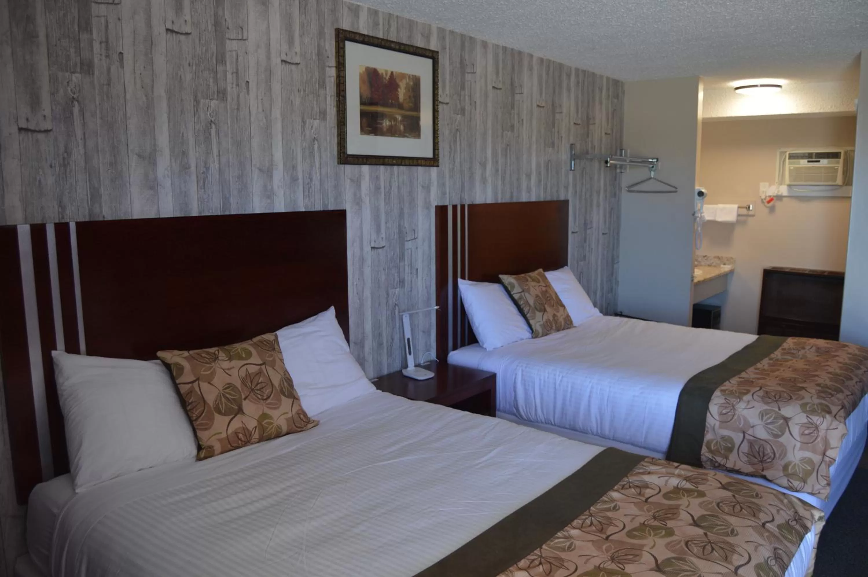 Bed in Wheel Inn Motel