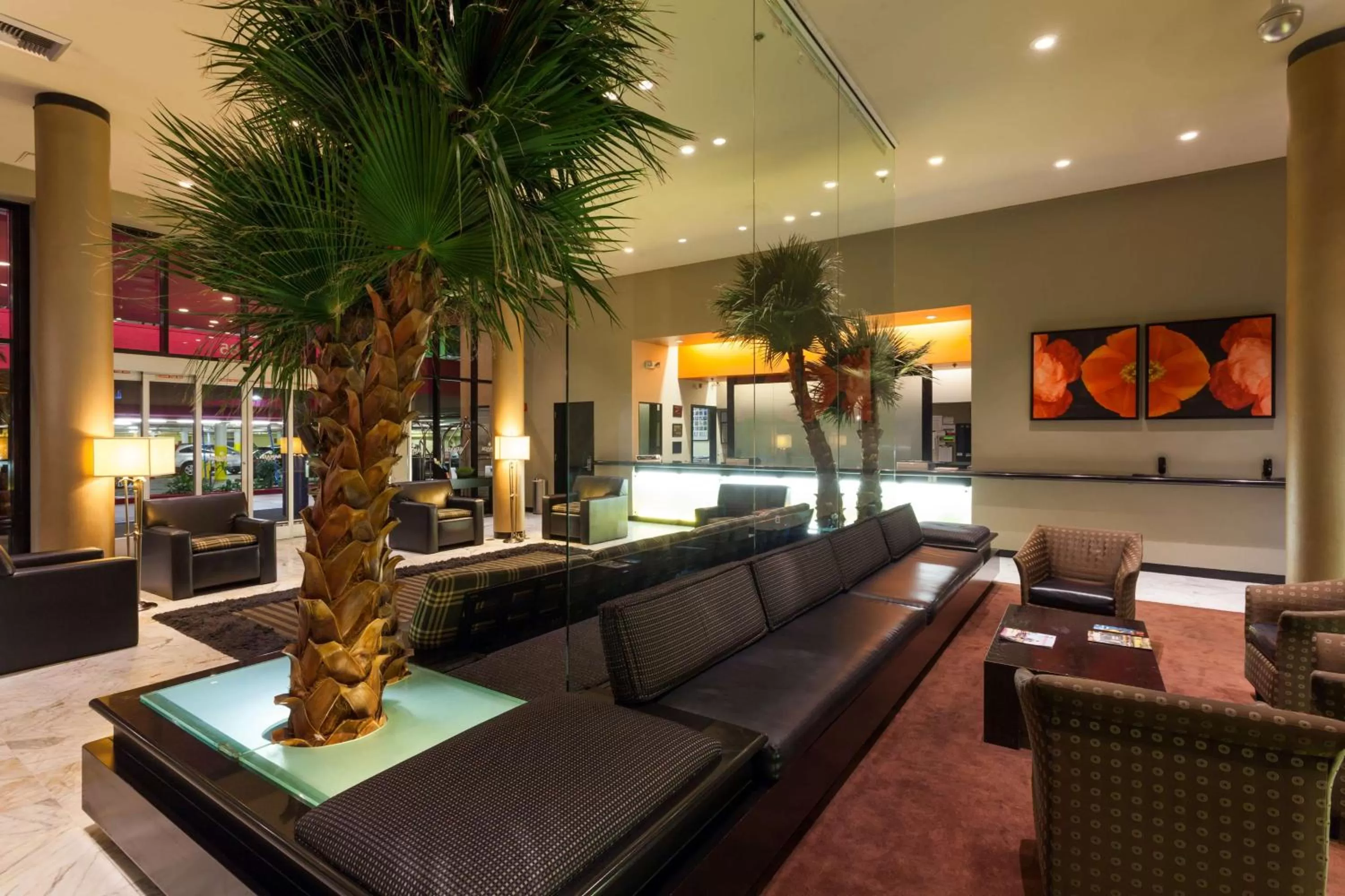 Lobby or reception in Ramada Plaza by Wyndham West Hollywood Hotel & Suites