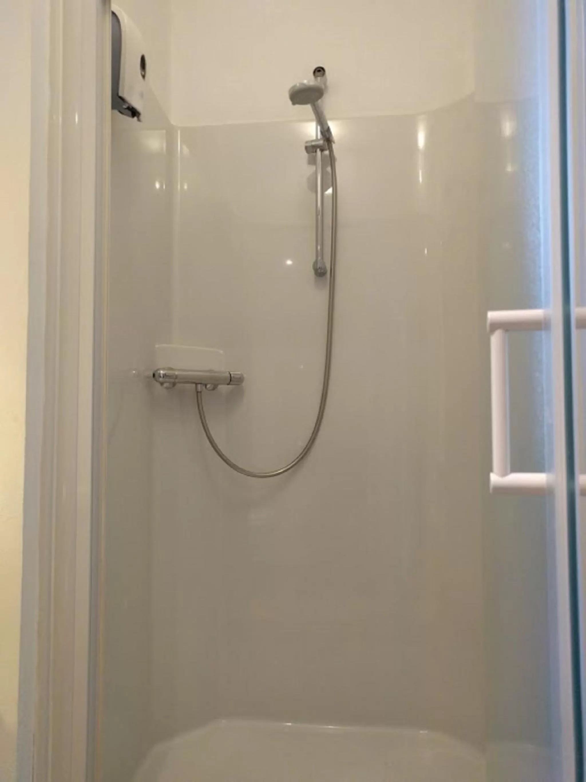 Bathroom in Canalview Hotel Ter Reien