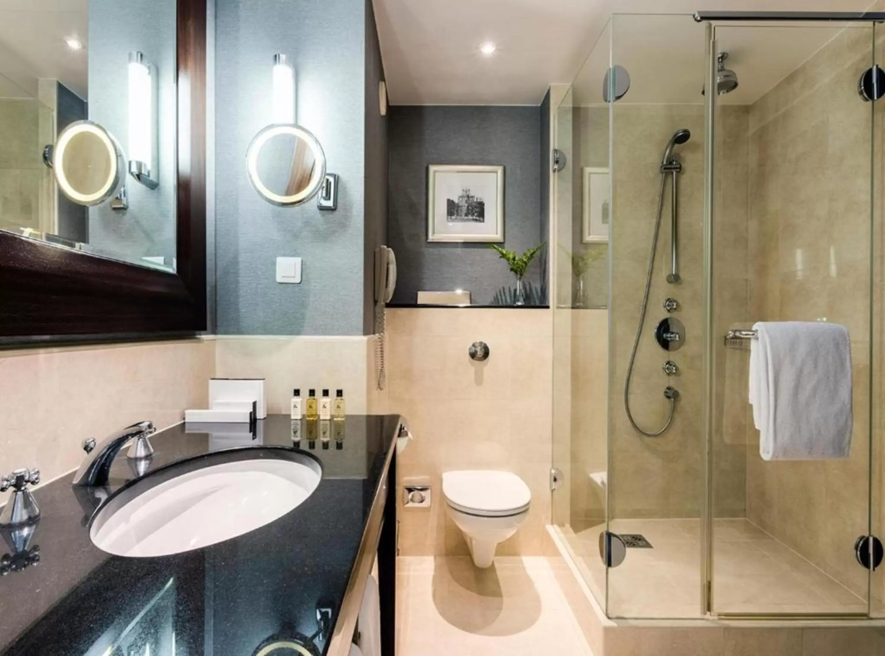 Classic Club Room, 1 King Bed in InterContinental Warszawa by IHG Classic Club Room, 1 King Bed in InterContinental Warszawa by IHG