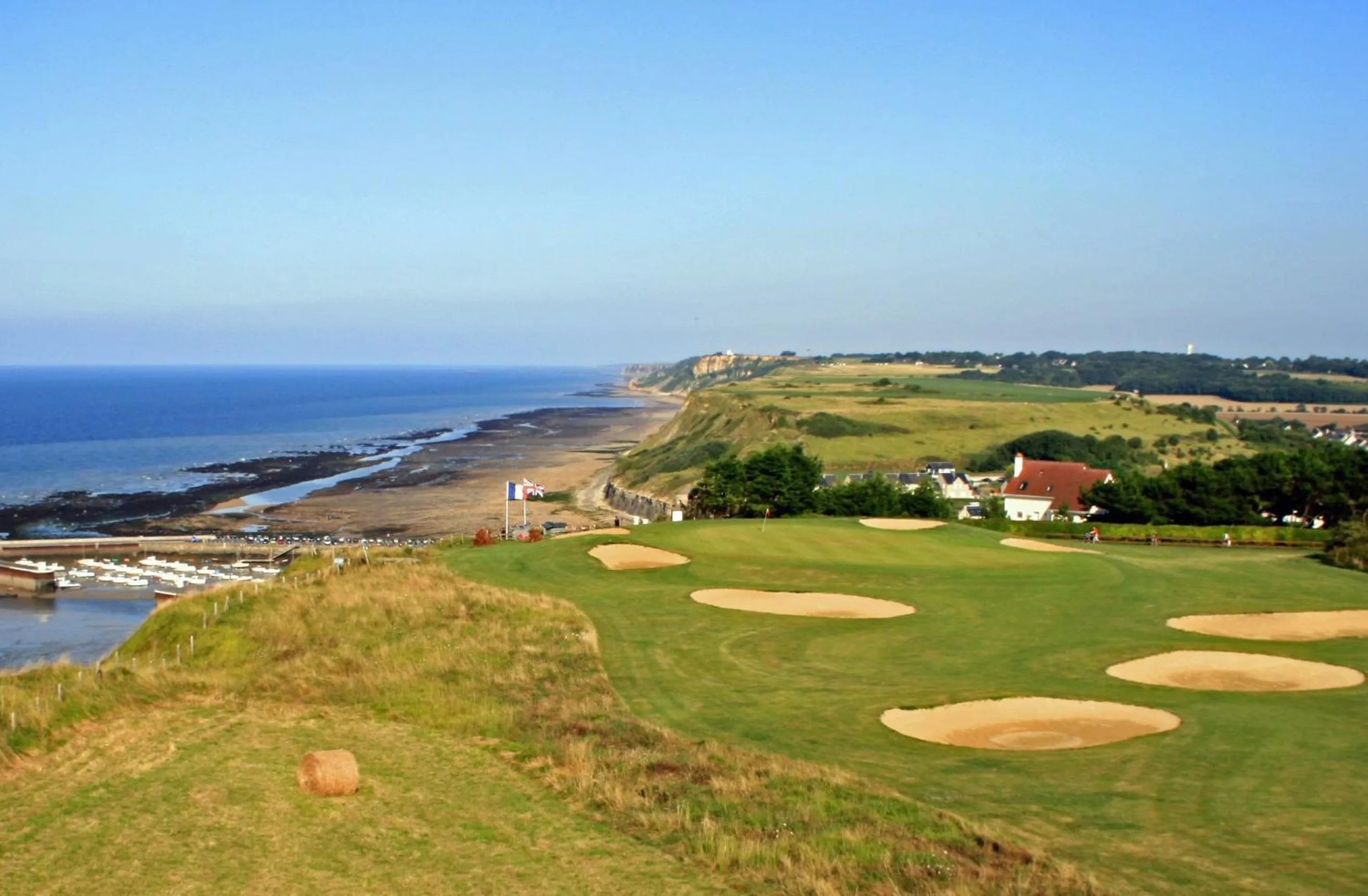 Golfcourse in Mercure Bayeux Omaha Beach