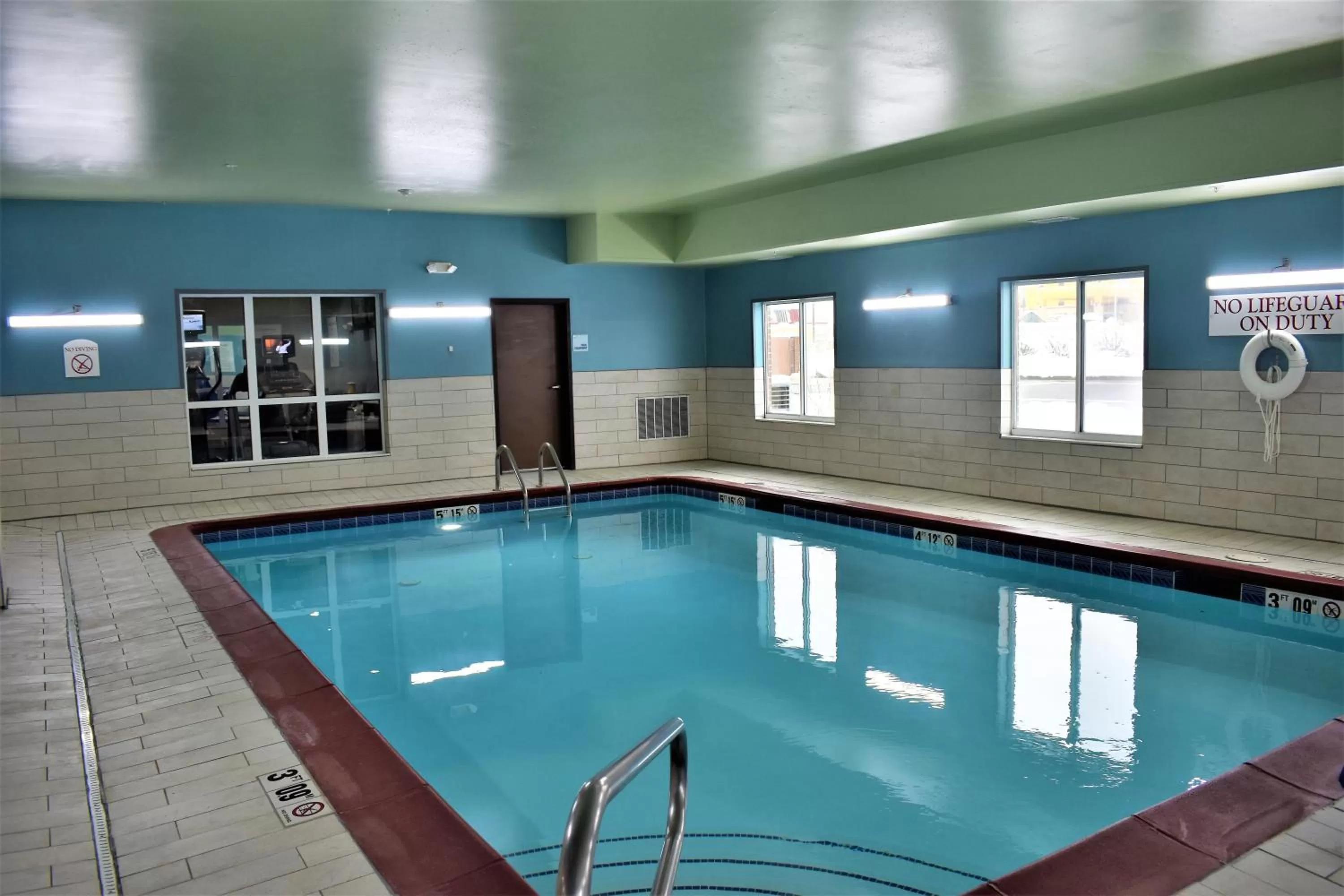 Swimming pool in Holiday Inn Express Hotel & Suites Sedalia by IHG