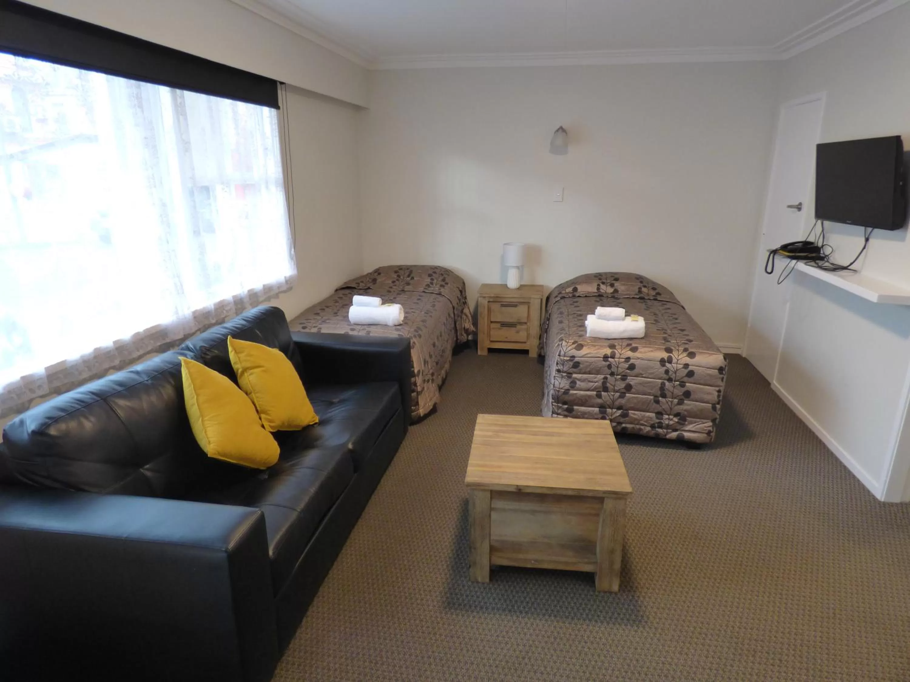 Living room, Bed in Sahara Motels