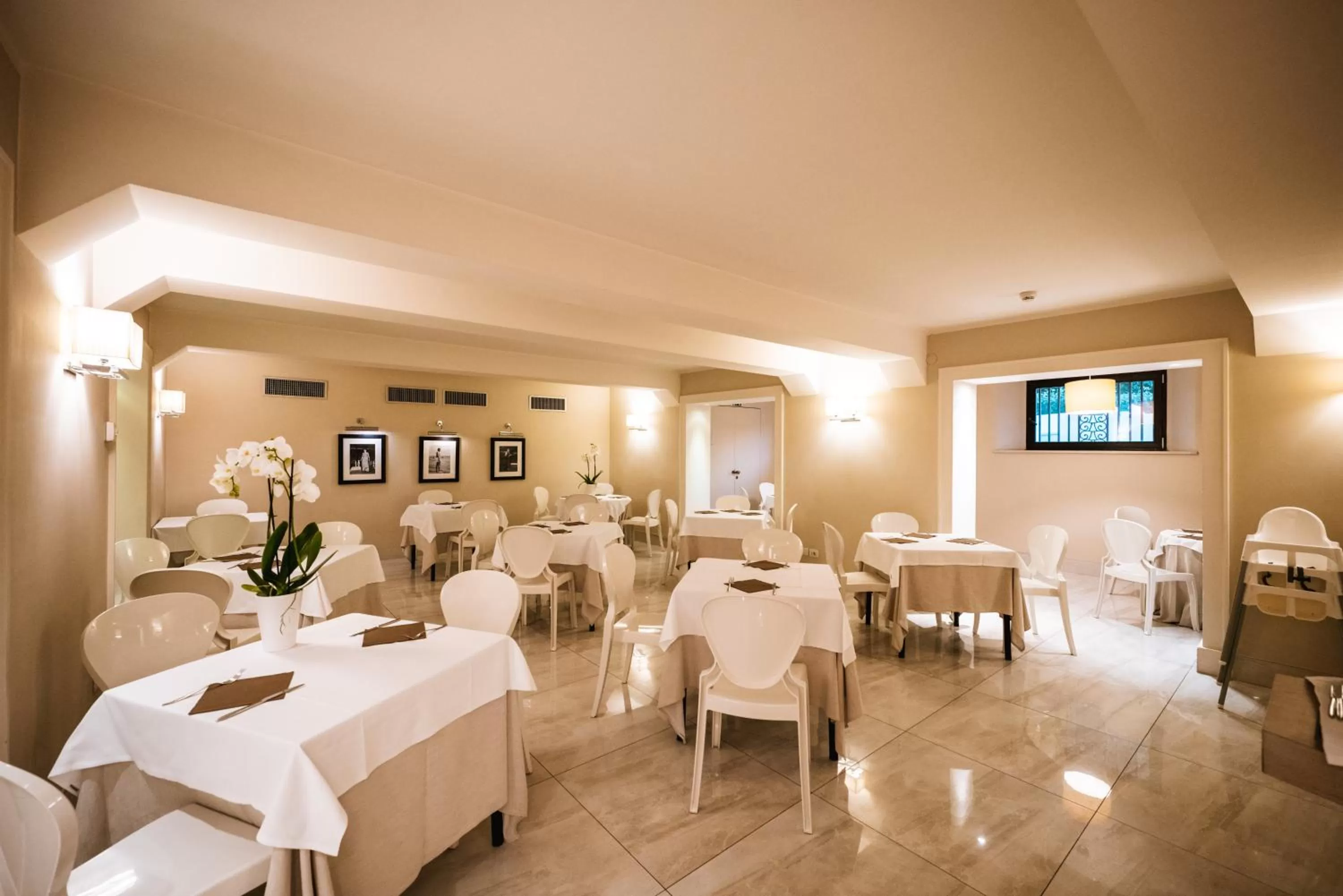 Restaurant/places to eat in Hotel De La Ville